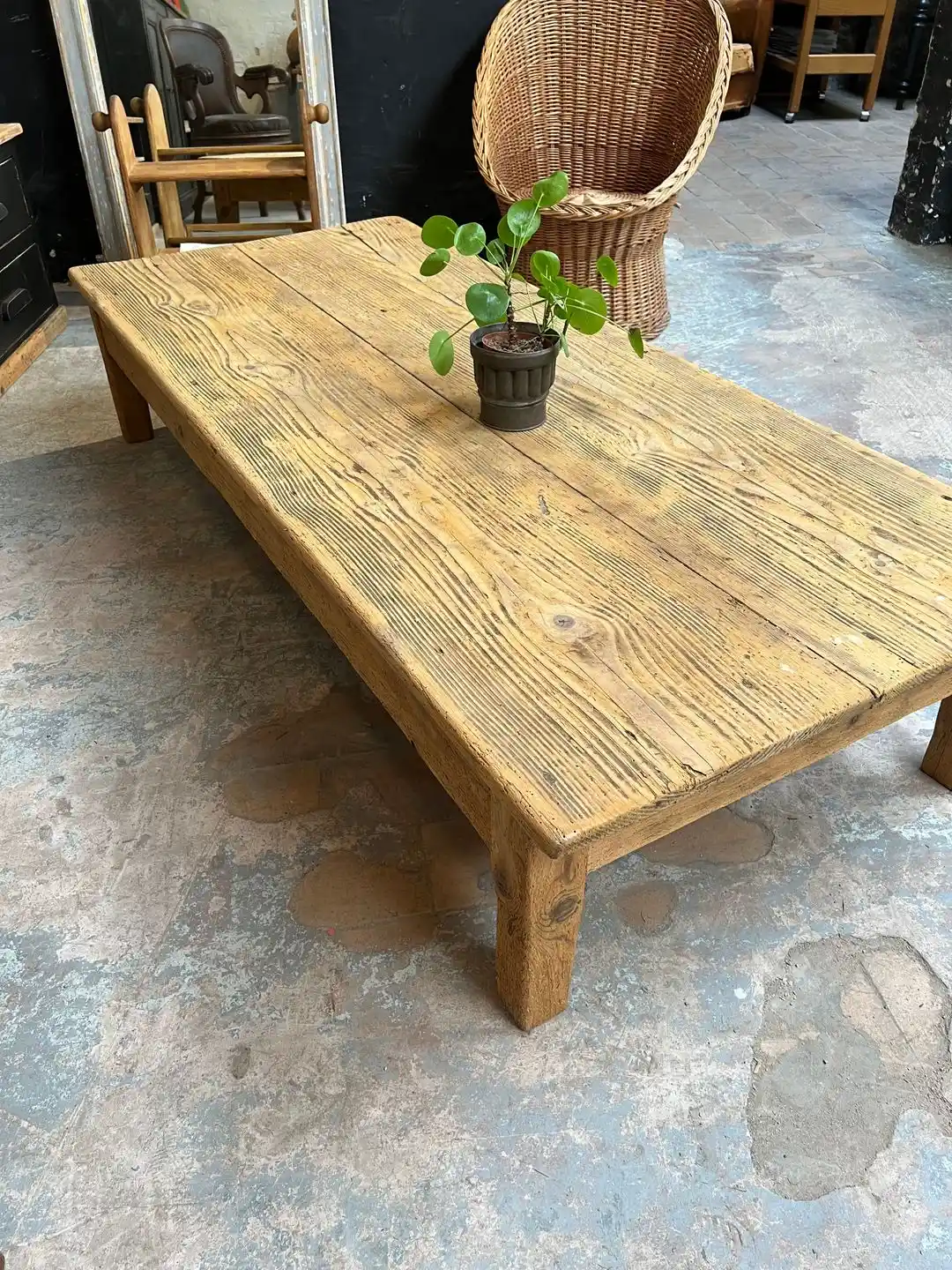 Eskitme Sehpa Dekorasyonda Sıcaklık ve Nostalji Katmanın En İyi Yolu