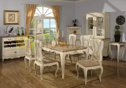 Eskitme Yemek Masası ile Dekorasyonda Nostaljik ve Şık Bir Atmosfer Yaratmak