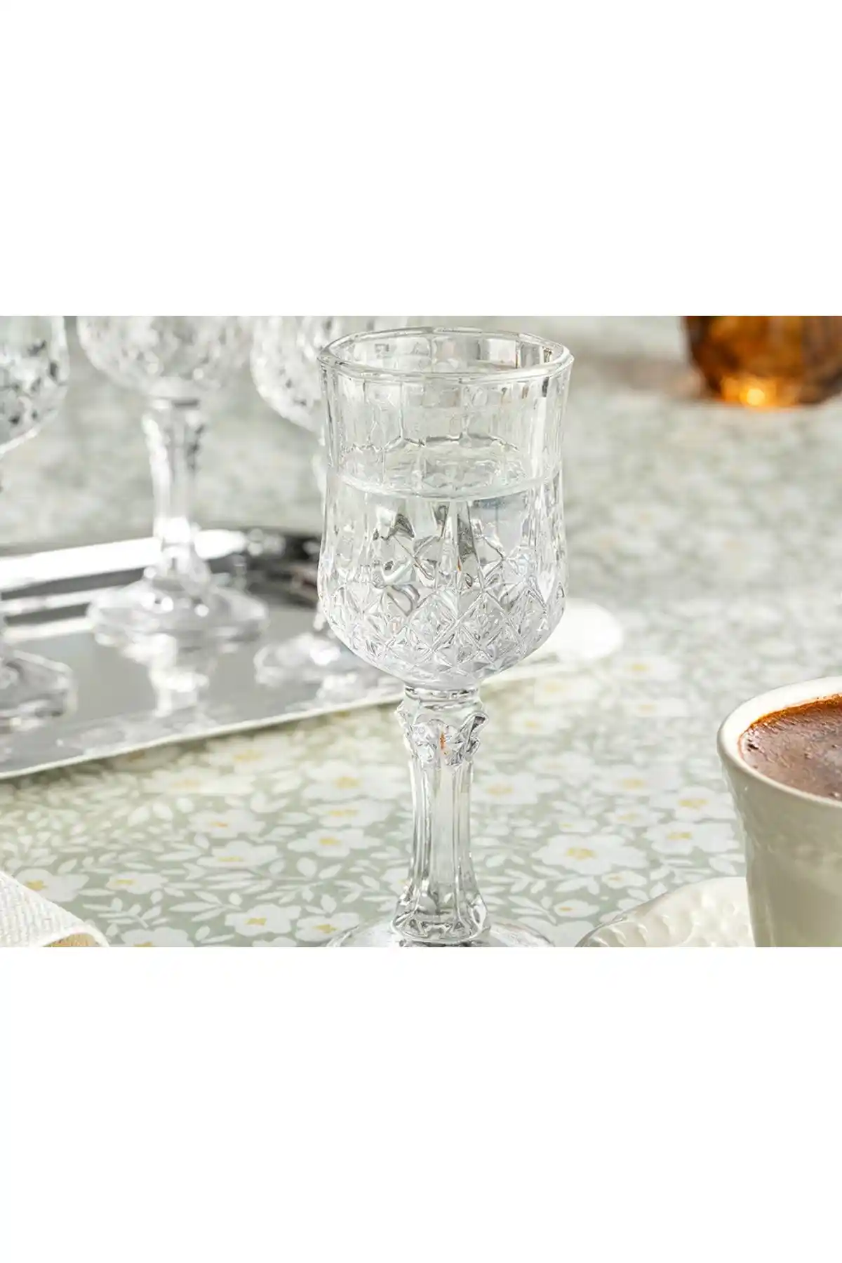 Ev Dekorasyonunda Kahve Yanı Su Bardağı Kullanımı: Şıklık ve İşlevsellik Bir Arada