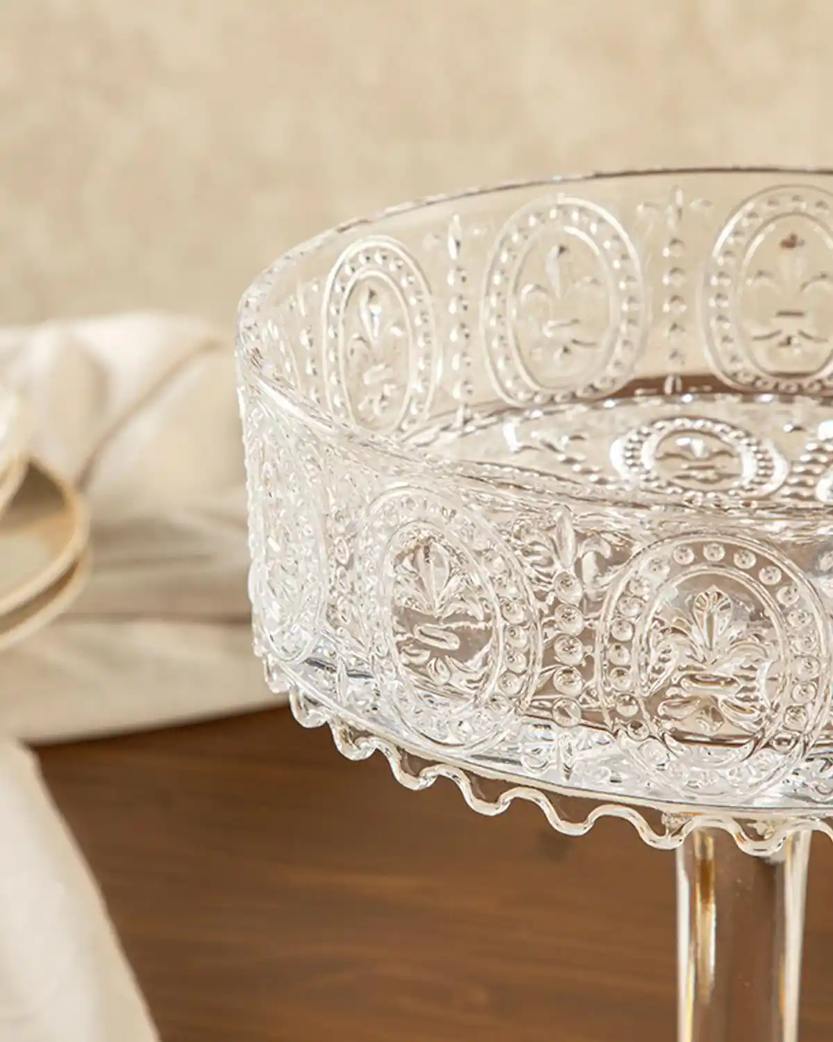 Ev Dekorasyonunda Kullanılan Ayaklı Sunum Kasesi: Şıklık ve Fonksiyonelliğin Buluşması