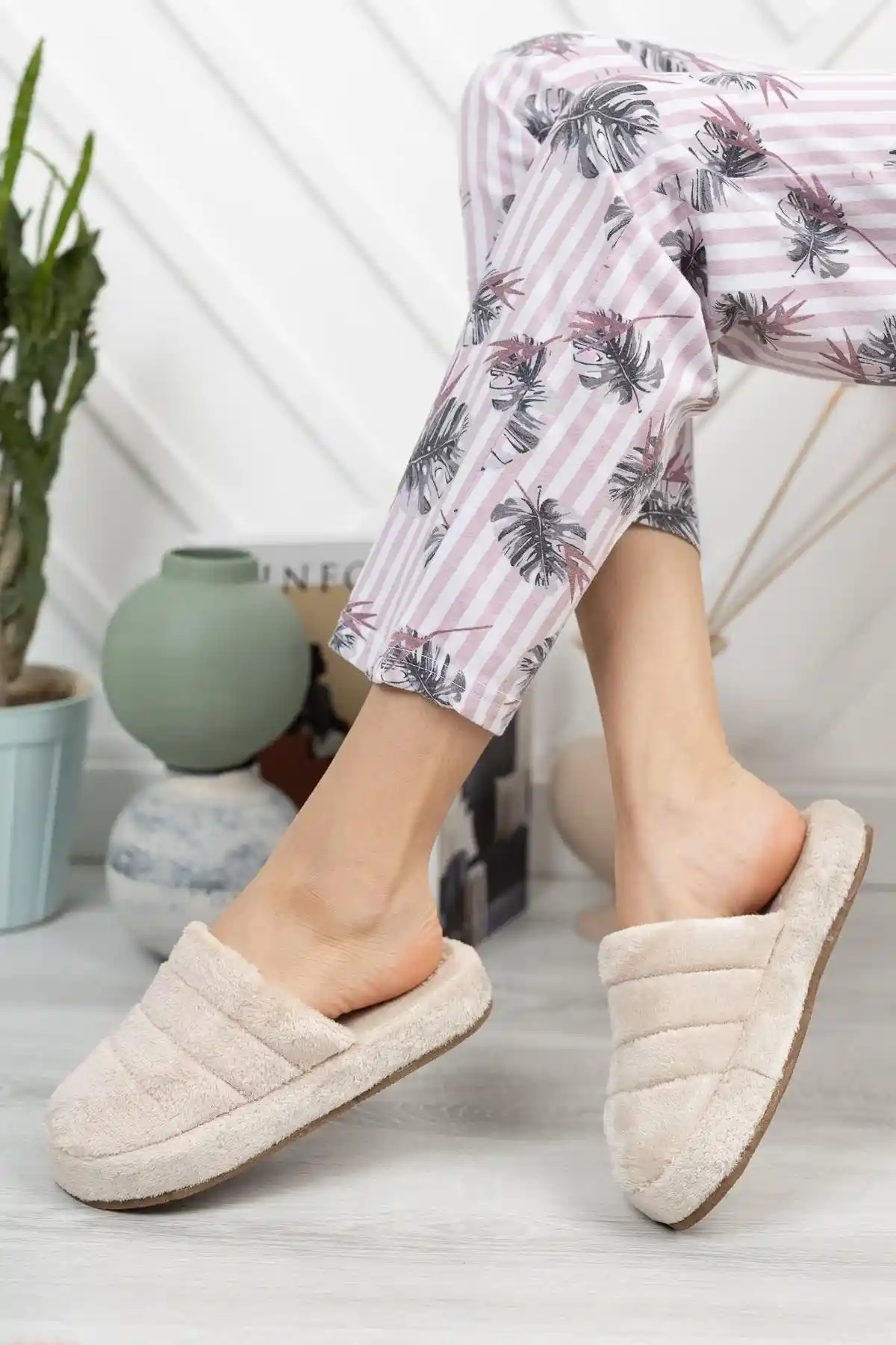 Ev Dekorasyonunda Sıcaklık ve Konforun Anahtarı: Modern Ev Terlikleri