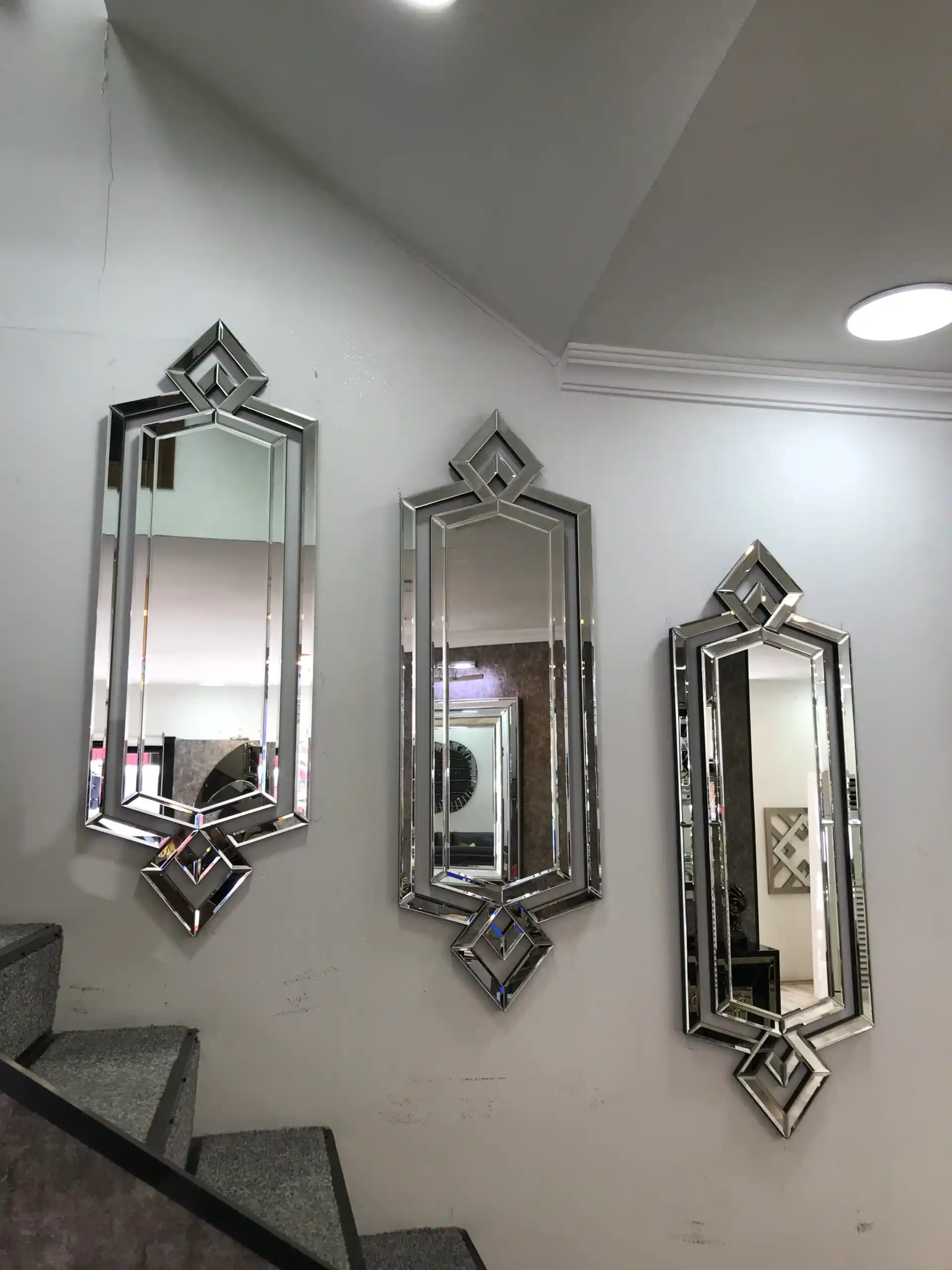 Ev Dekorasyonunda Üçlü Aynalarla Mekanlarınızı Yenileyin ve Şıklık Katın