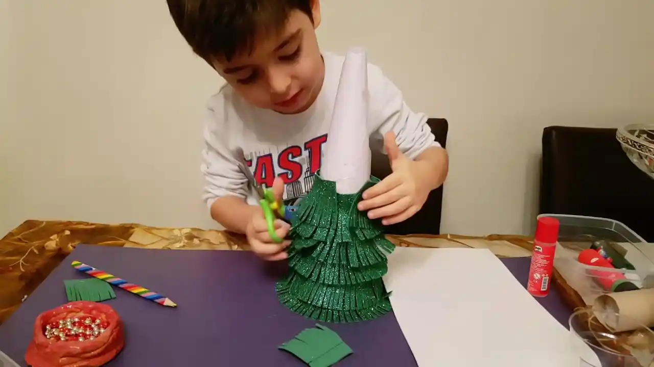 Evde Çam Ağacı Yapımı: Yaratıcı ve Ekonomik Yılbaşı Dekorasyonu Fikirleri