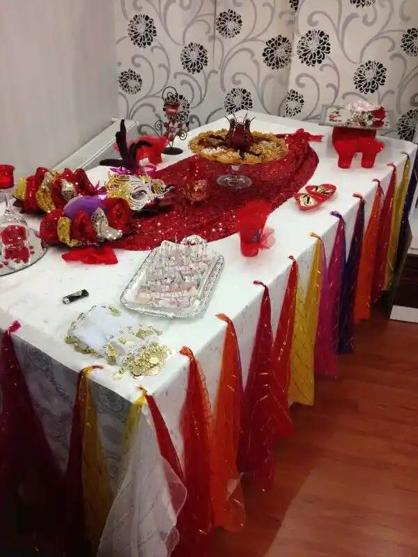 Evde Kına Gecesi Masa Dekorasyonu İçin İlham Verici Fikirler ve Trendler