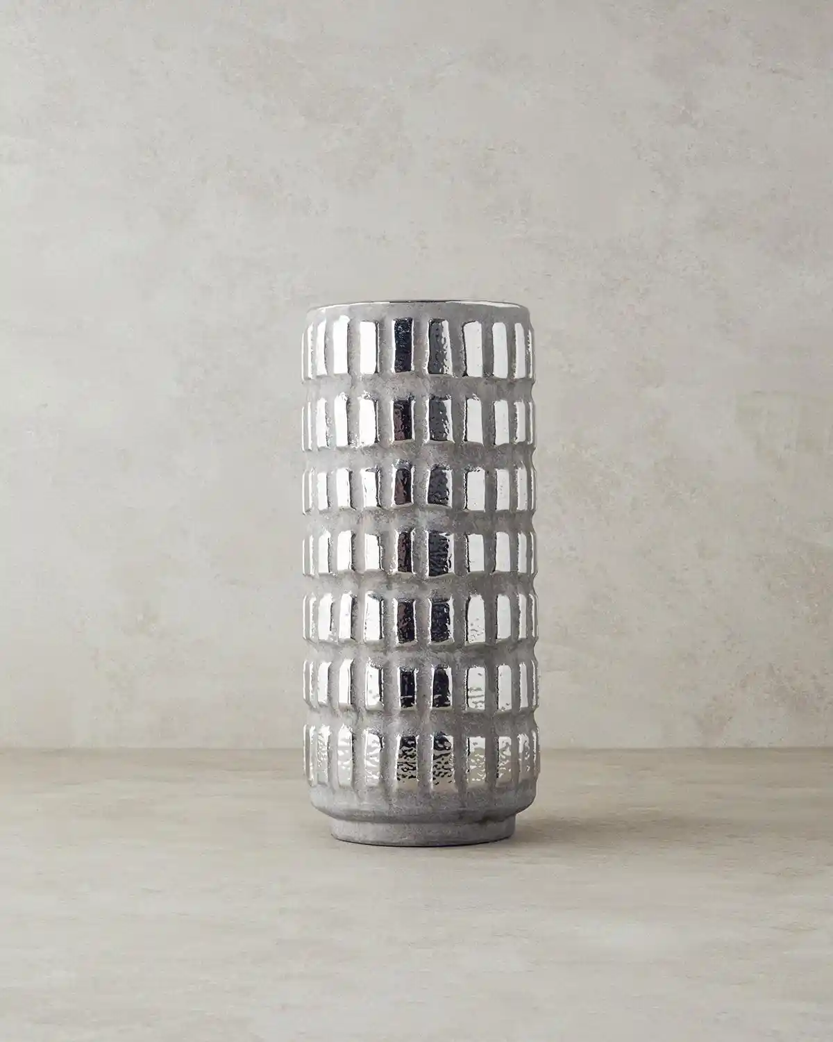 Evinizde Büyük Vazolarla Dekorasyonu Zenginleştirmenin Yolları ve İpuçları