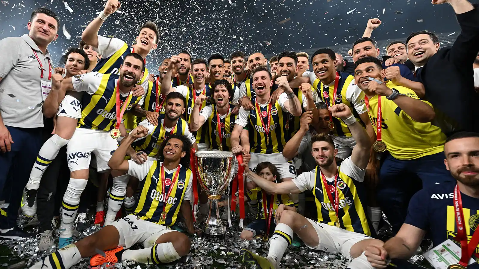 Fenerbahçeli kupa ve dekorasyon fikirleriyle evinizi takım tutkunuzla şık hale getirin