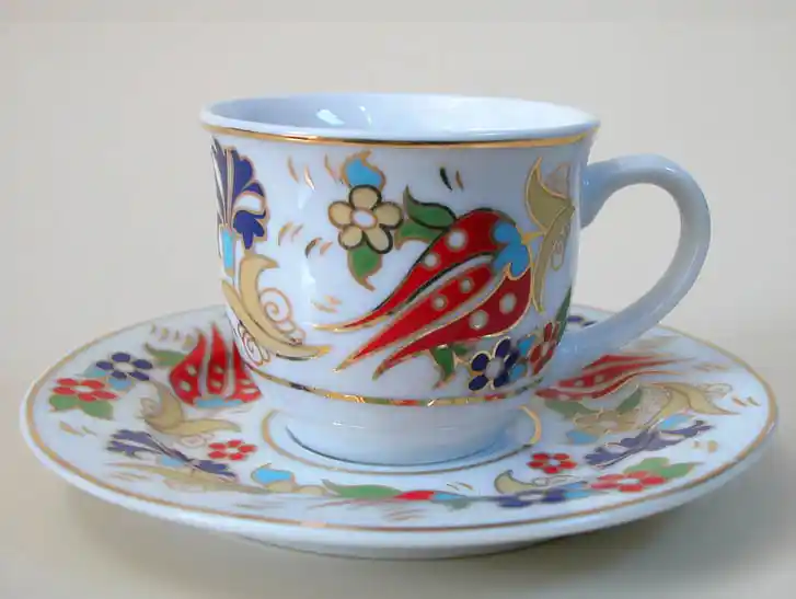 Fincan Desenleriyle Dekorasyonun Estetik Dünyası: Modern ve Geleneksel Tasarımlar