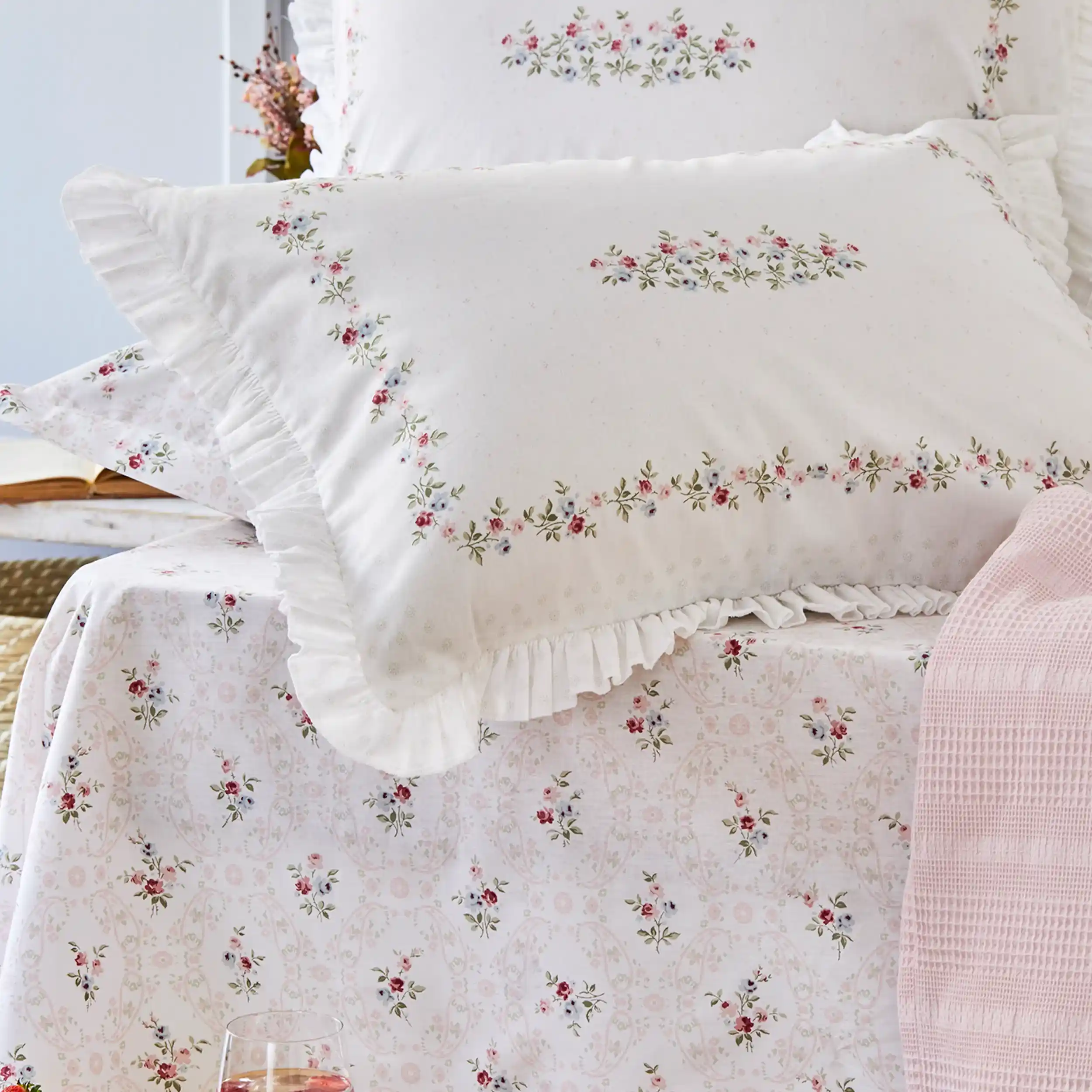 Fırfırlı Pike ile Dekorasyonda Şıklık ve Konforun Harmanı Nasıl Yaratılır