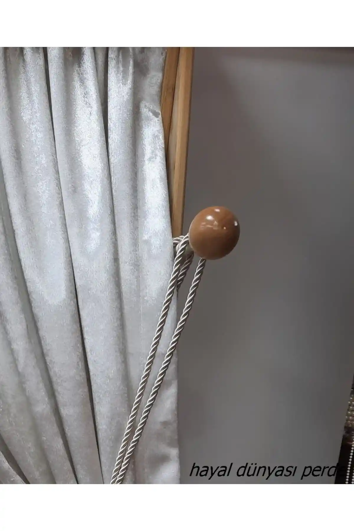 Fon Perdeleri ve Duvar Aparatlarının Dekorasyondaki Rolü ve Modern Uygulama Önerileri