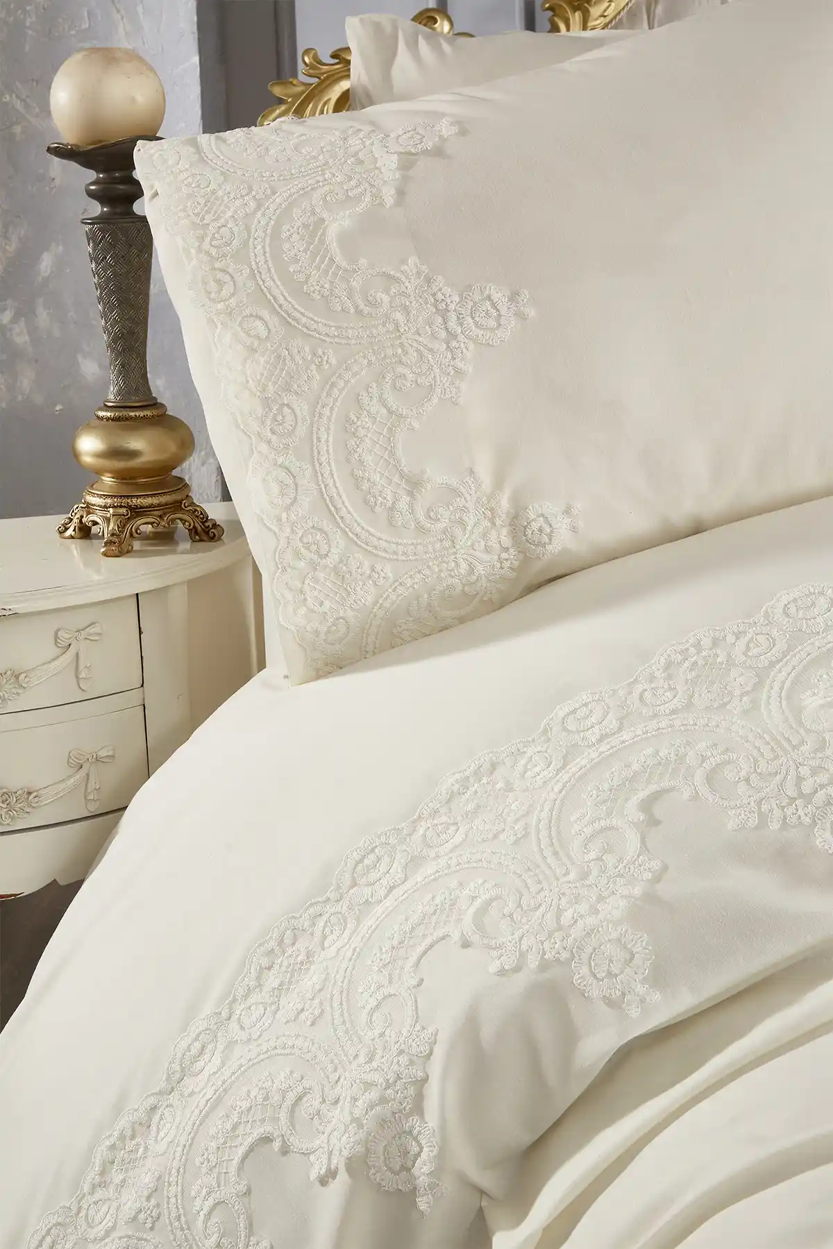 Fransız Güpürlü Nevresim Takımıyla Yatak Odalarına Zarafet ve Şıklık Katın