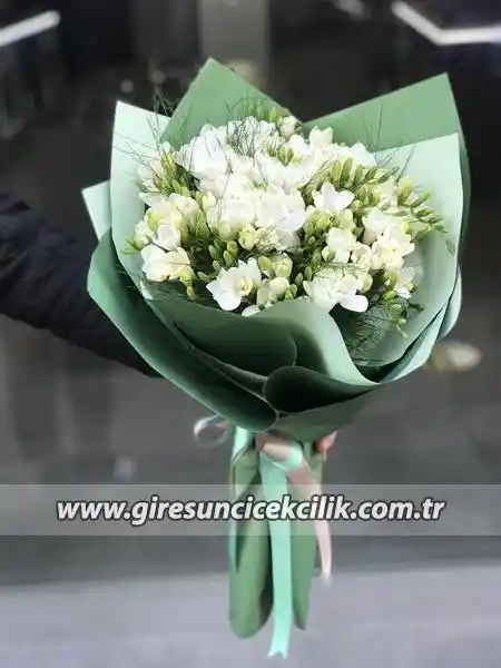 Frezya Buketleri ile Dekorasyonda Zarafet ve Hoş Koku Yaratma Rehberi