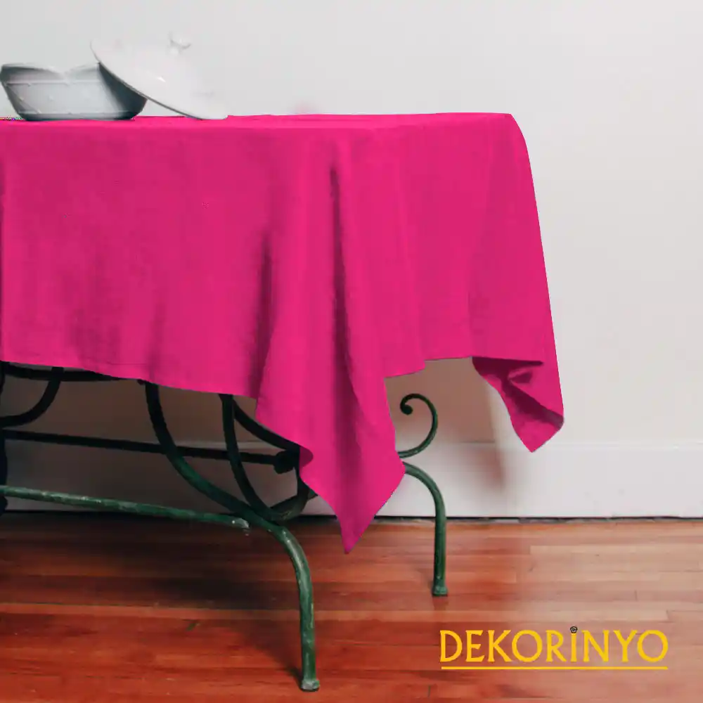 Fuşya Masa Örtüsü ile Modern ve Canlı Dekorasyon Çözümleri