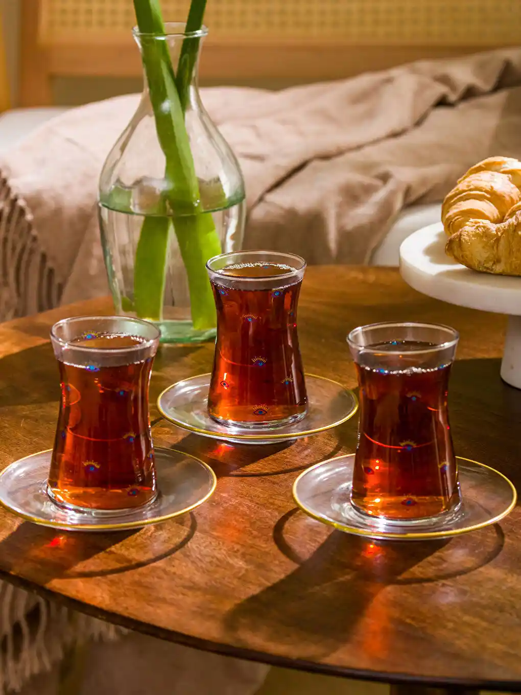 Geniş Çay Bardağı ve Altlık Seçenekleriyle Dekorasyonunuza Estetik Katın