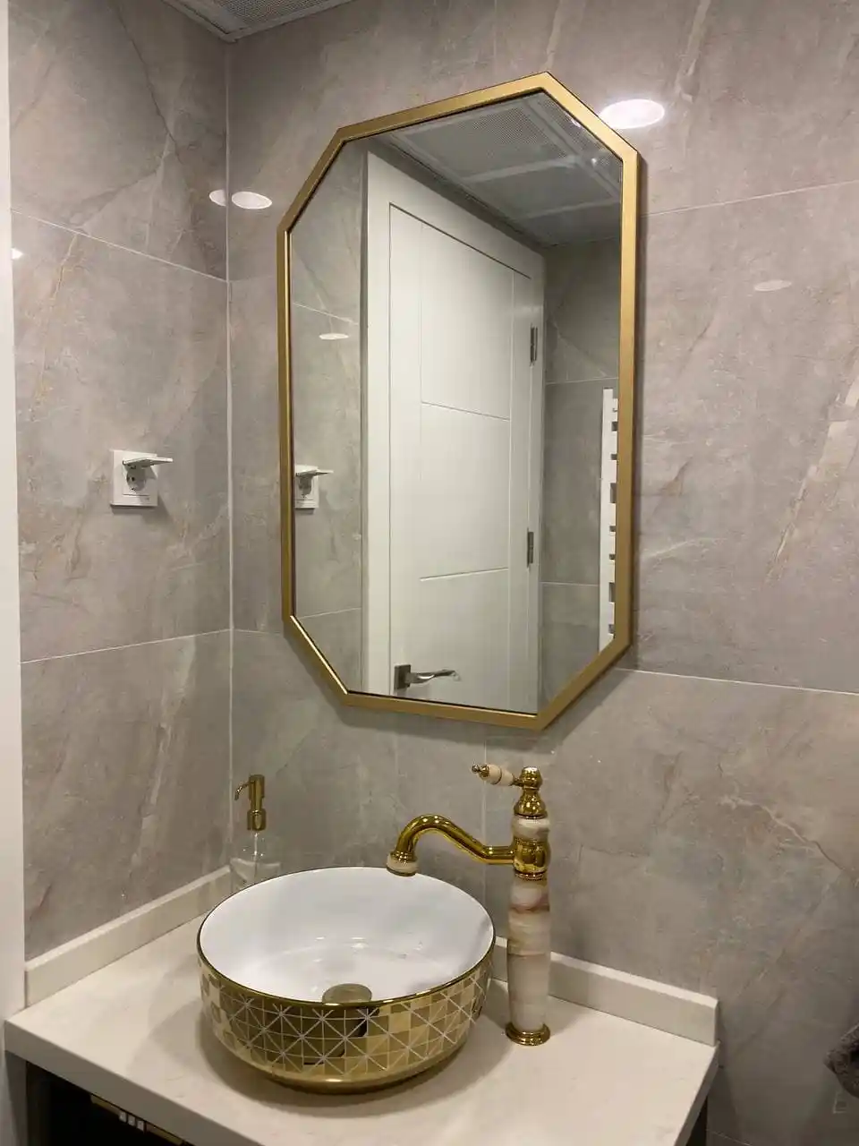 Gold Banyo Aynası ile Şıklık ve Fonksiyonelliği Bir Arada Yakalayın