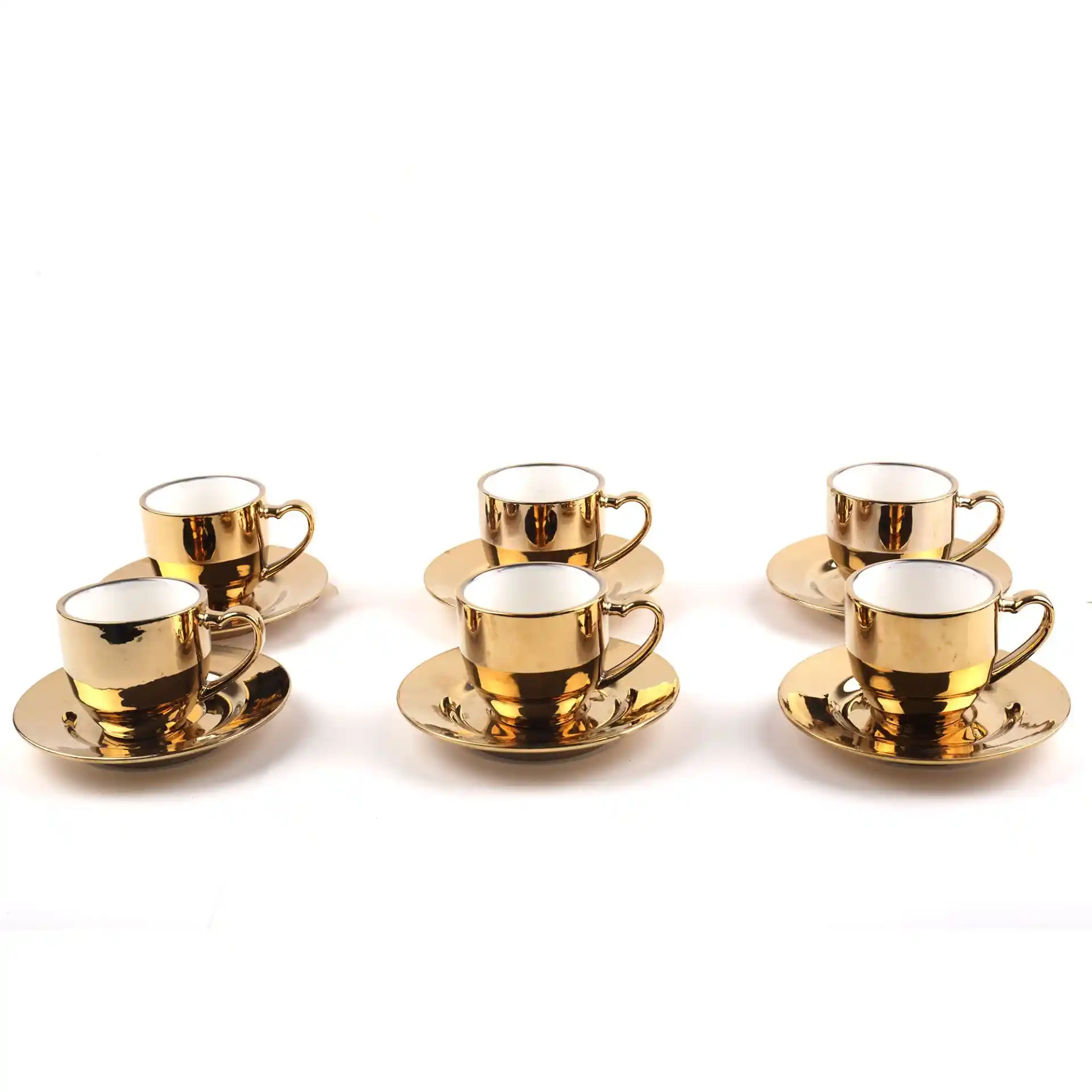 Gold Kahve Fincanı Dekorasyonunda Zarif ve Şık Bir Detay Olarak Kullanımı