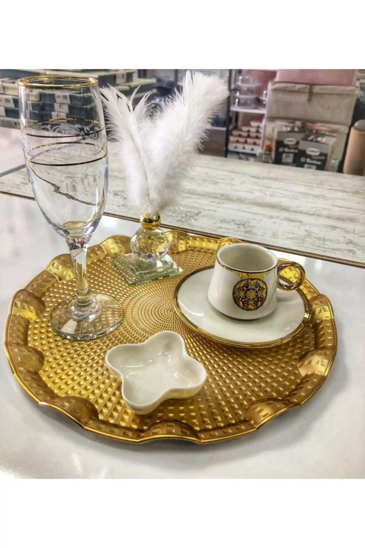 Gold Kahve Sunum Tepsisi ile Şıklık ve Fonksiyonelliği Bir Arada Yakalayın