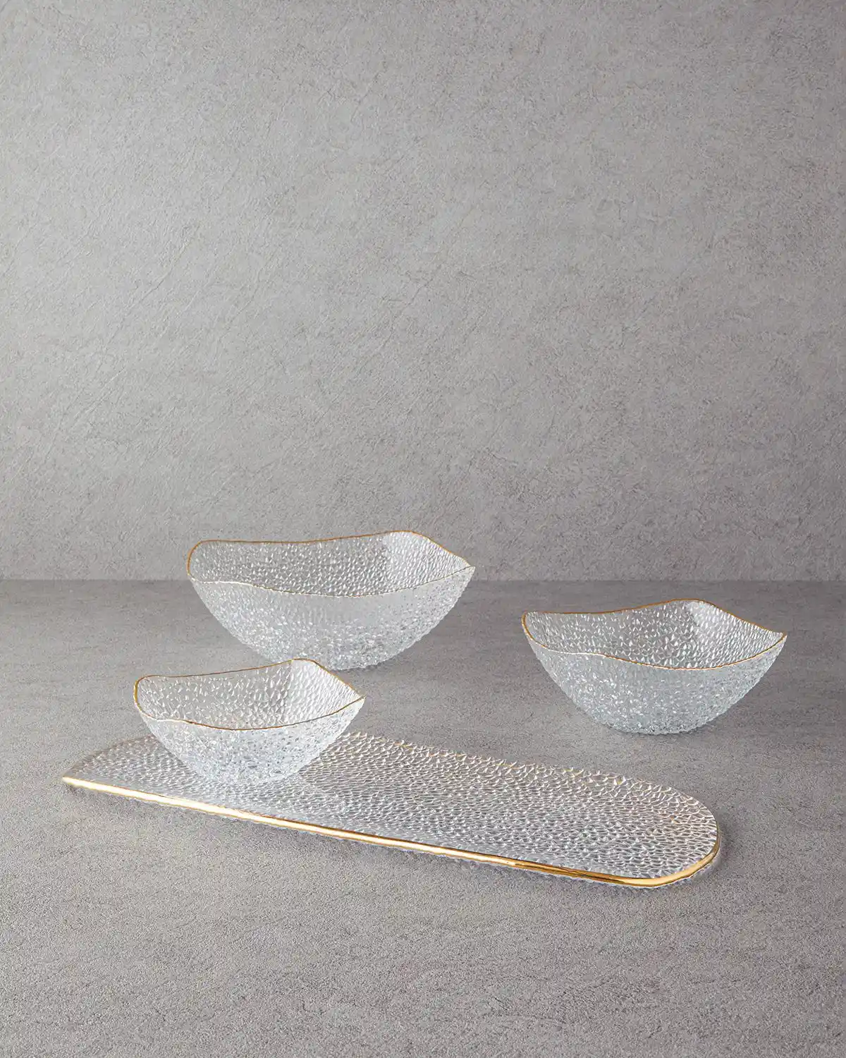 Gold Kenarlı Cam Tabaklar ile Modern ve Zarif Dekorasyon Önerileri