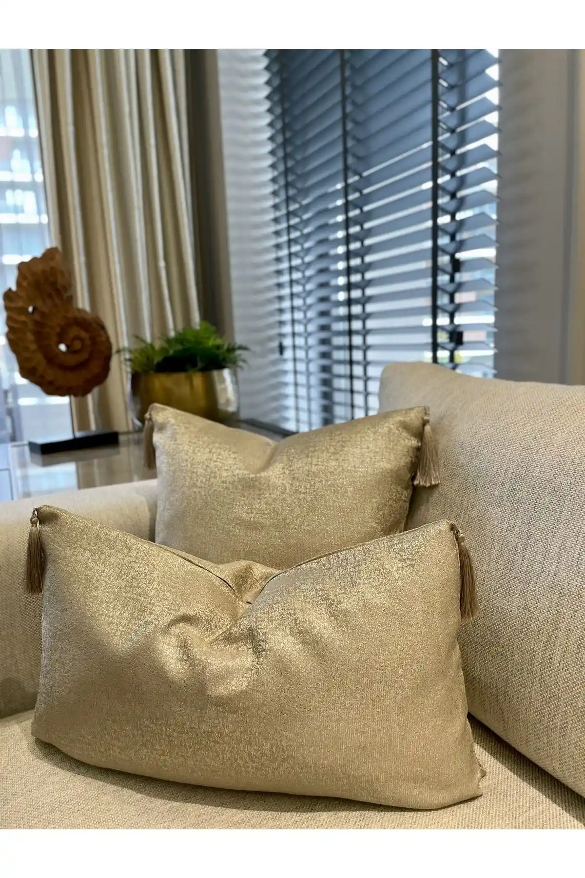 Gold Kırlent ile Dekorasyonda Zarafet ve Şıklık Yaratma Rehberi