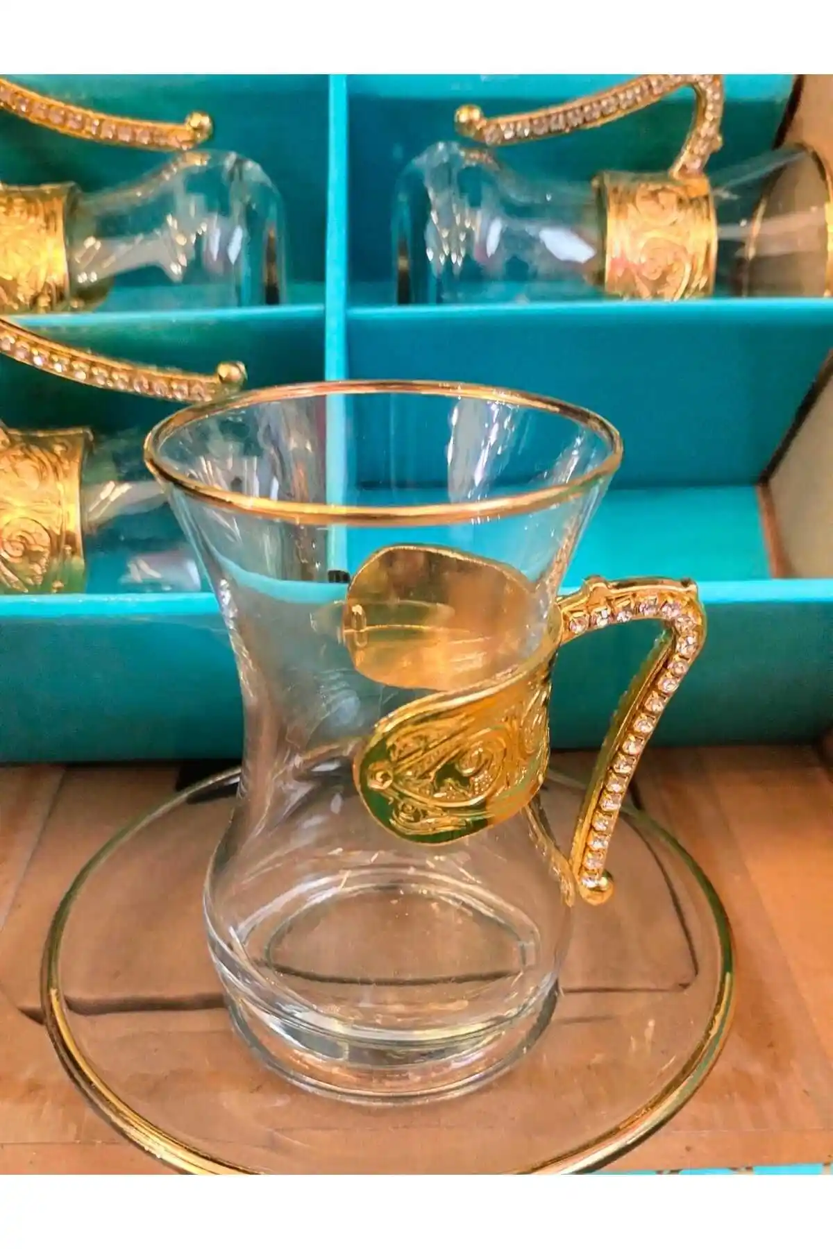 Gold Kulplu Çay Bardağı ile Dekorasyonda Zarafet ve Şıklık Yaratın