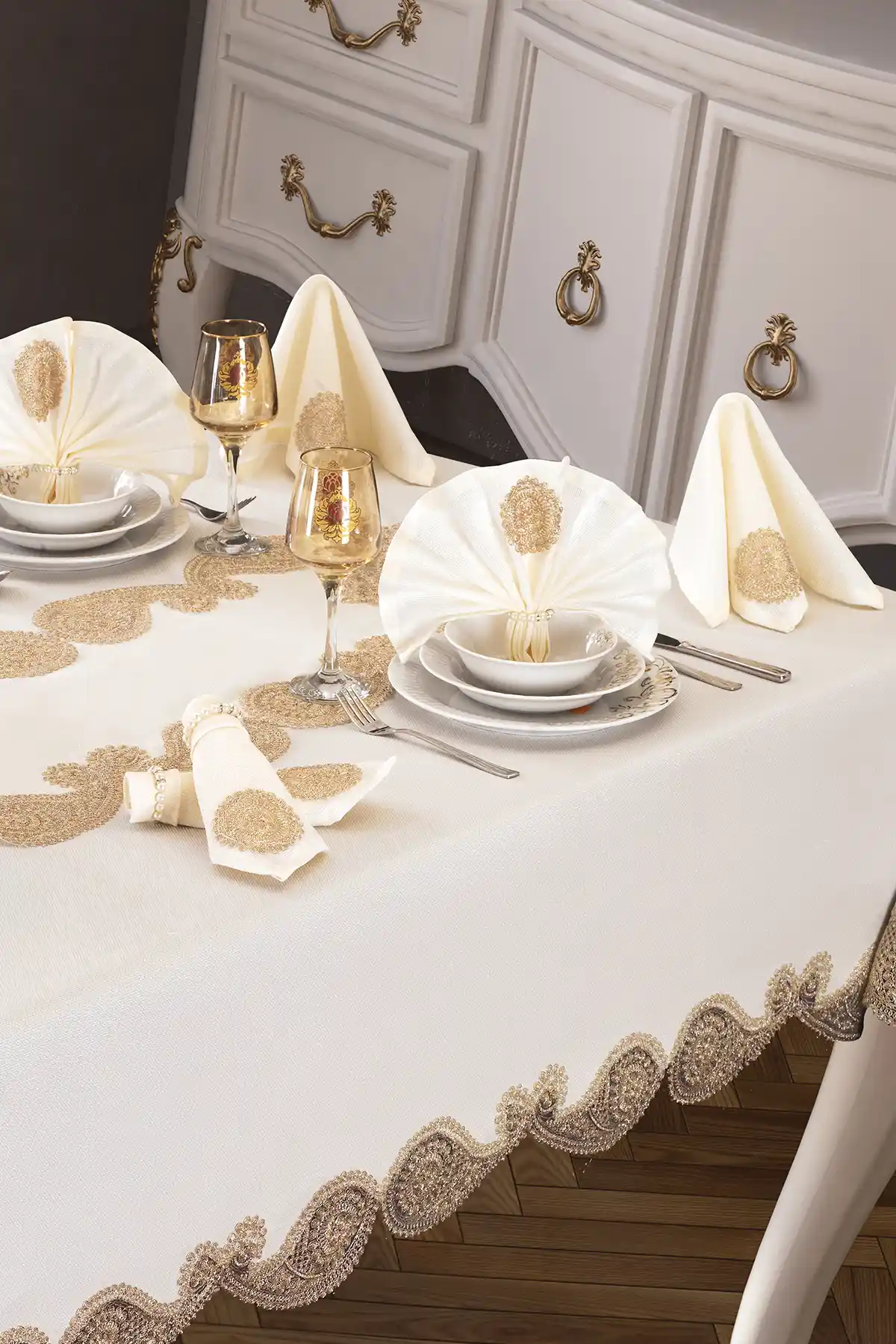 Gold Masa Örtüsü ile Dekorasyonunuza Şıklık ve Zarafet Katın