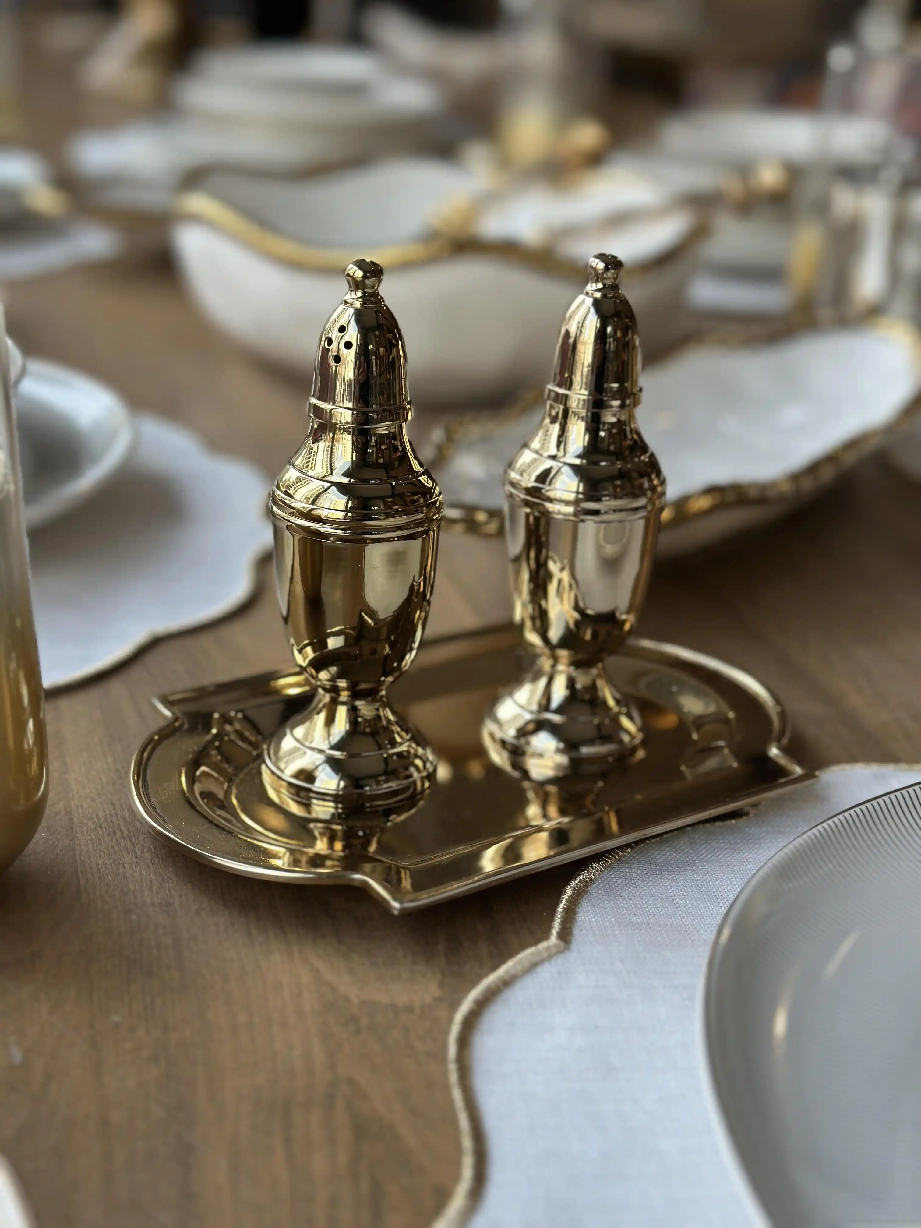 Gold Tuzluk ve Biberlik Seçimiyle Dekorasyonunuza Zarif Dokunuşlar Ekleyin