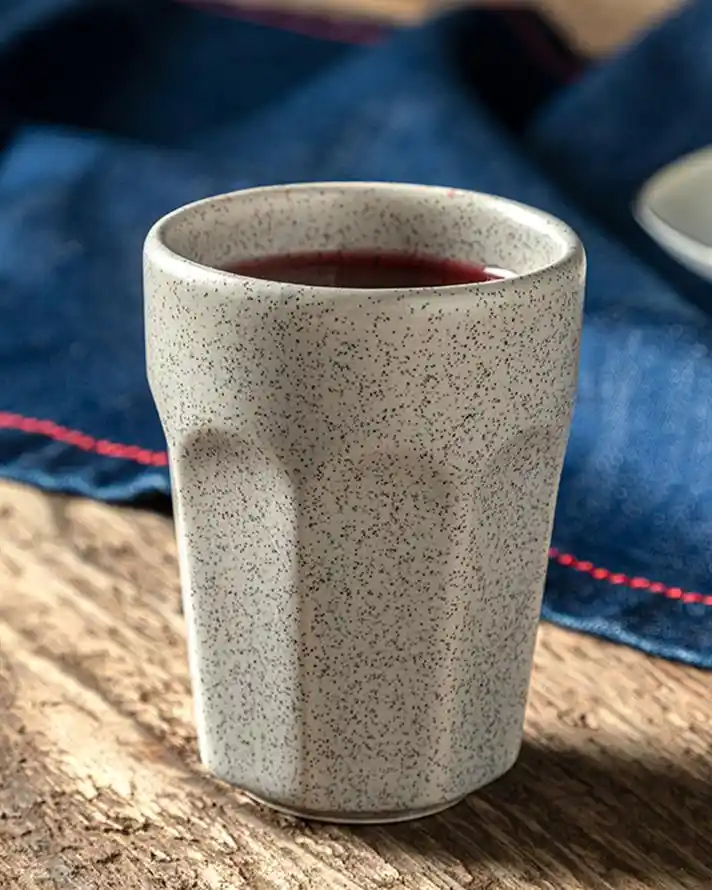 Gri Bardaklar ve Dekorasyonda Modern Şıklık: Zarif ve Çok Yönlü Kullanım İpuçları