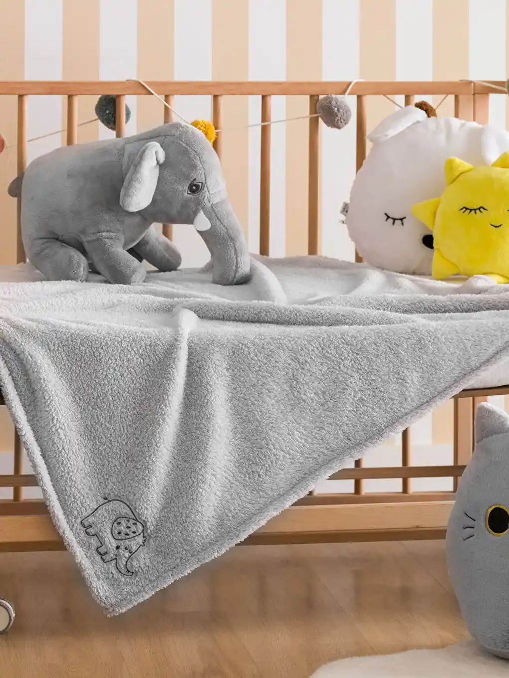 Gri Bebek Battaniyesi ile Modern ve Şık Bebek Odası Dekorasyonu İpuçları