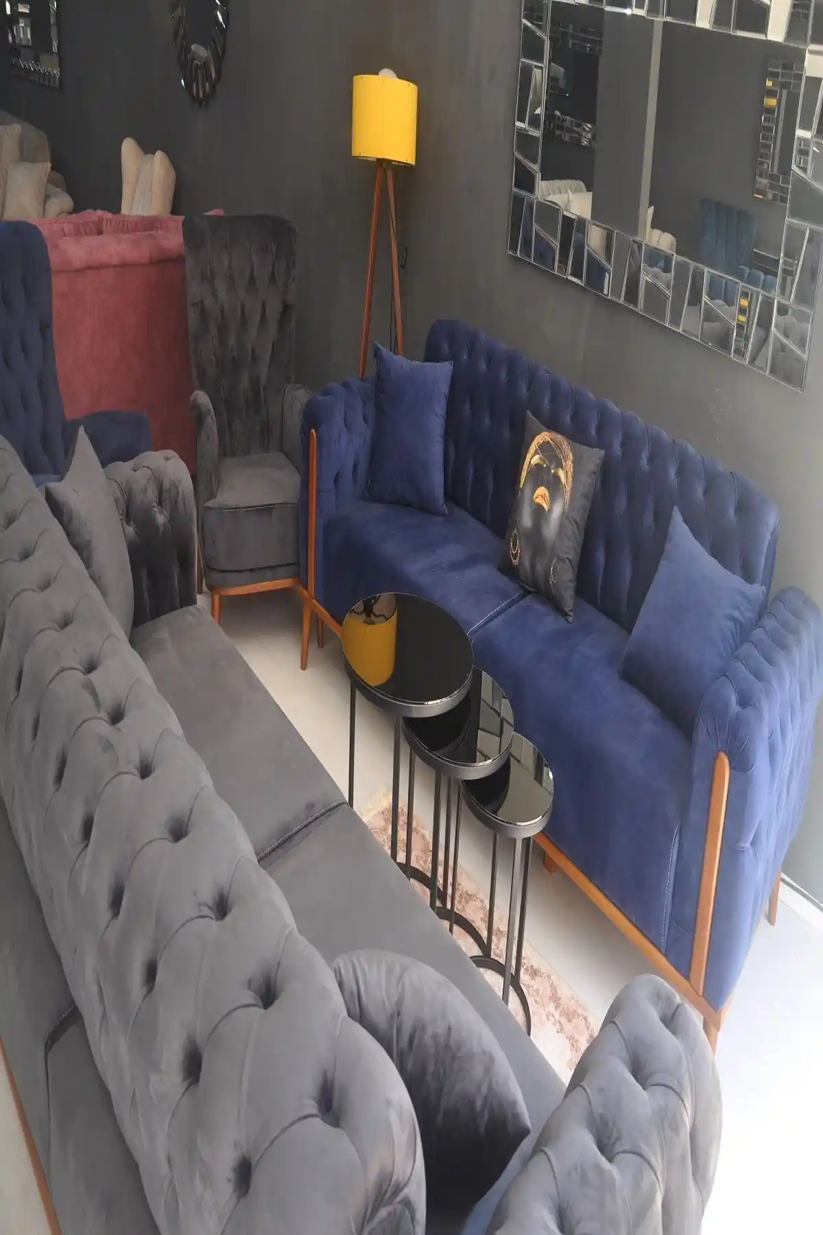 Gri Chester Koltuklar ile Modern ve Klasik Dekorasyonlarda Şıklık ve Fonksiyonellik