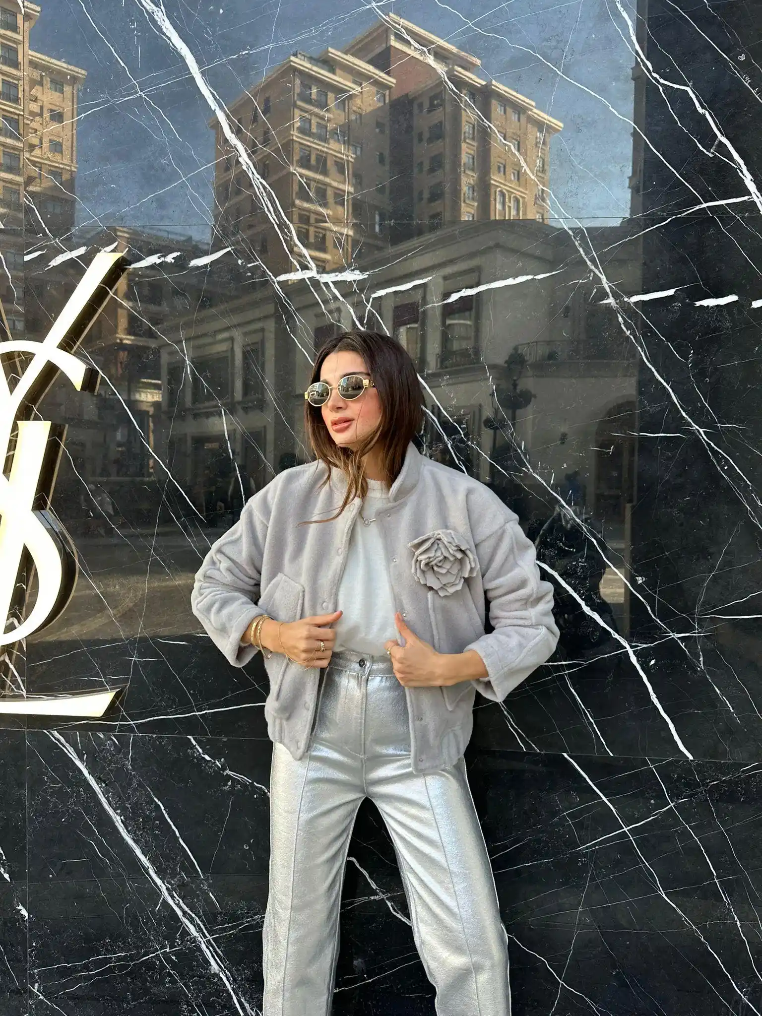 Gri Çiçeklerle Modern ve Zarif Dekorasyon İpuçları ve Kullanım Alanları