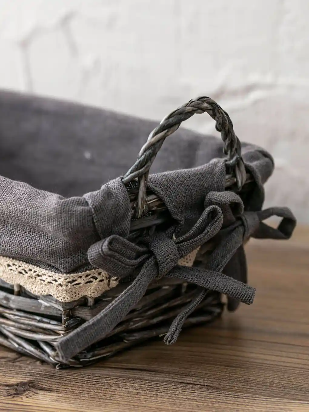 Gri Hasır Sepetlerle Dekorasyonda Şıklık ve Çok Yönlülük Sağlama