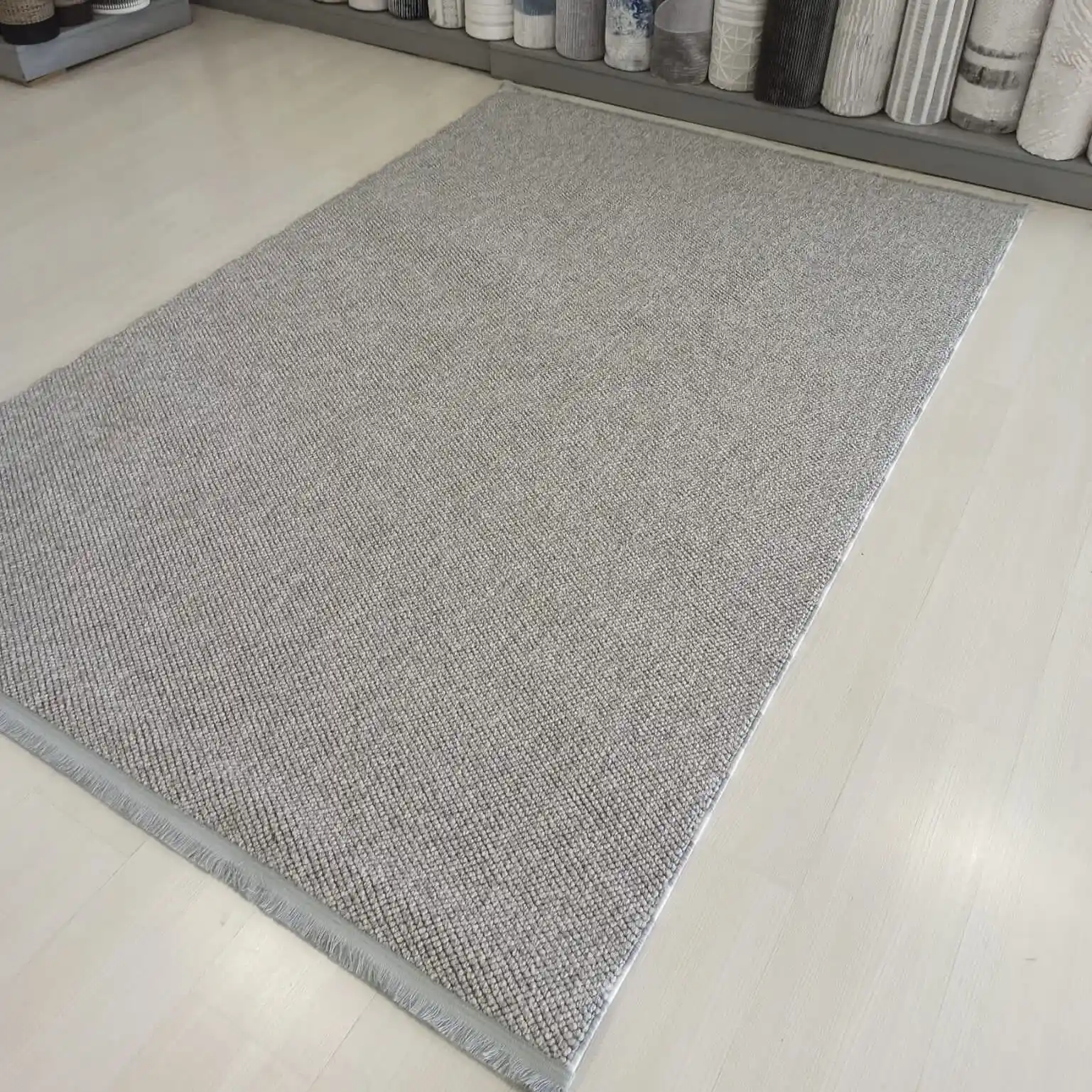 Gri Kesme Halı ile Modern ve Şık Dekorasyon İçin İpuçları ve Bakım Önerileri