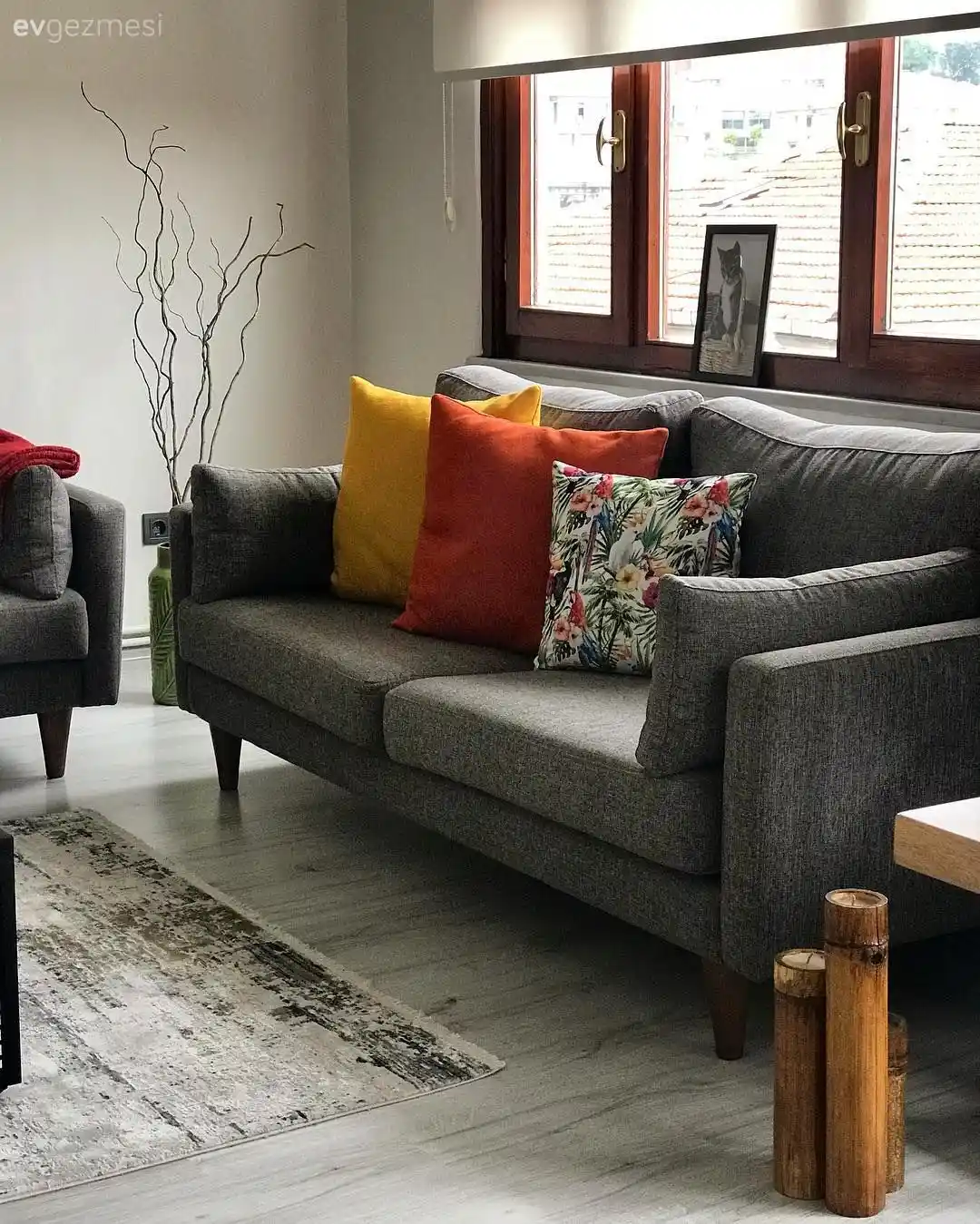 Gri Koltuk ve Turuncu Kırlentlerle Modern ve Canlı Dekorasyon Önerileri