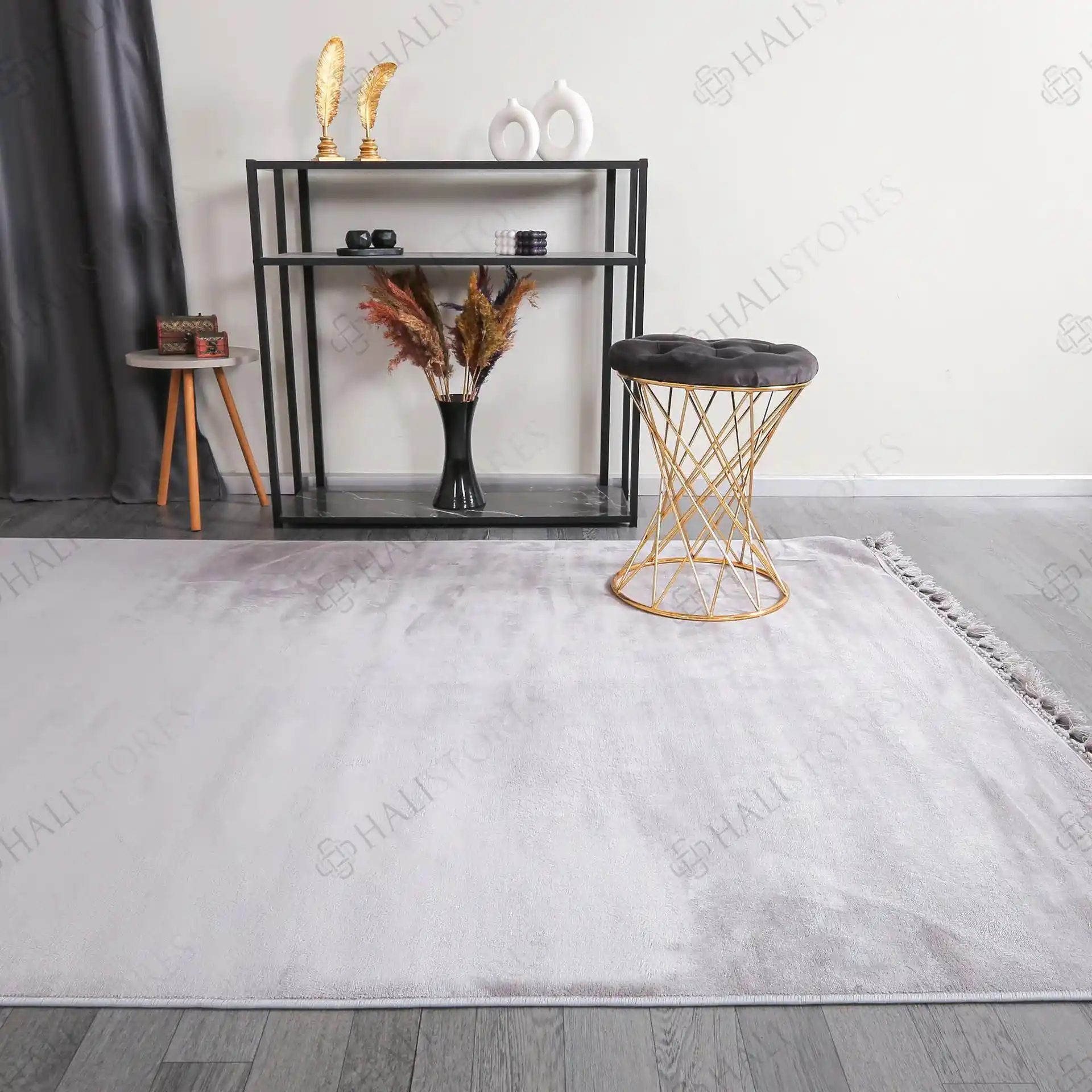 Gri Peluş Halı ile Modern Dekorasyon ve Konforun Buluşması