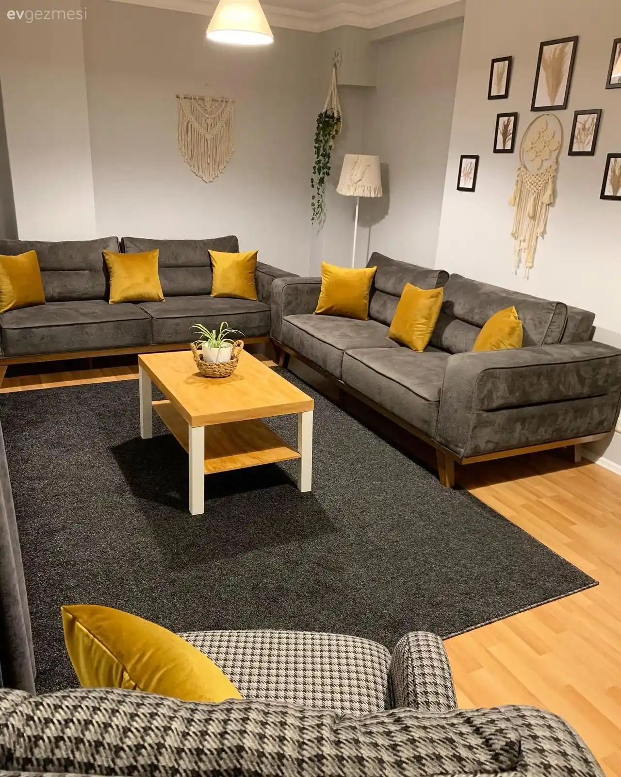 Gri ve Hardal Renkleriyle Modern ve Şık Koltuk Dekorasyonu Rehberi