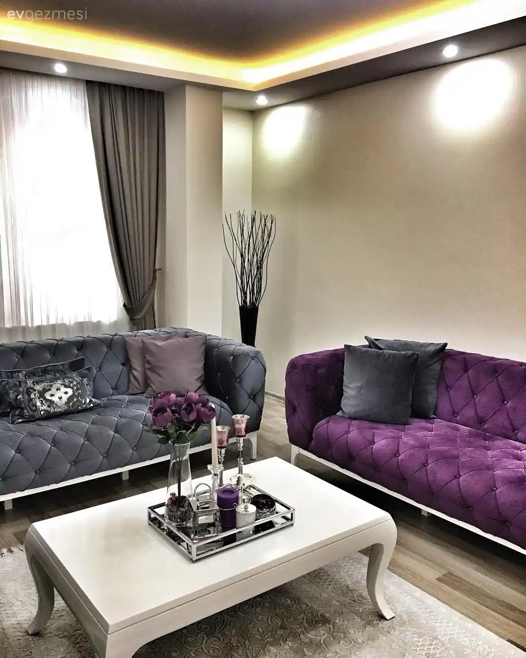 Gri ve Mor Renklerin Uyumu ile Modern ve Şık Koltuk Dekorasyonu Nasıl Yapılır
