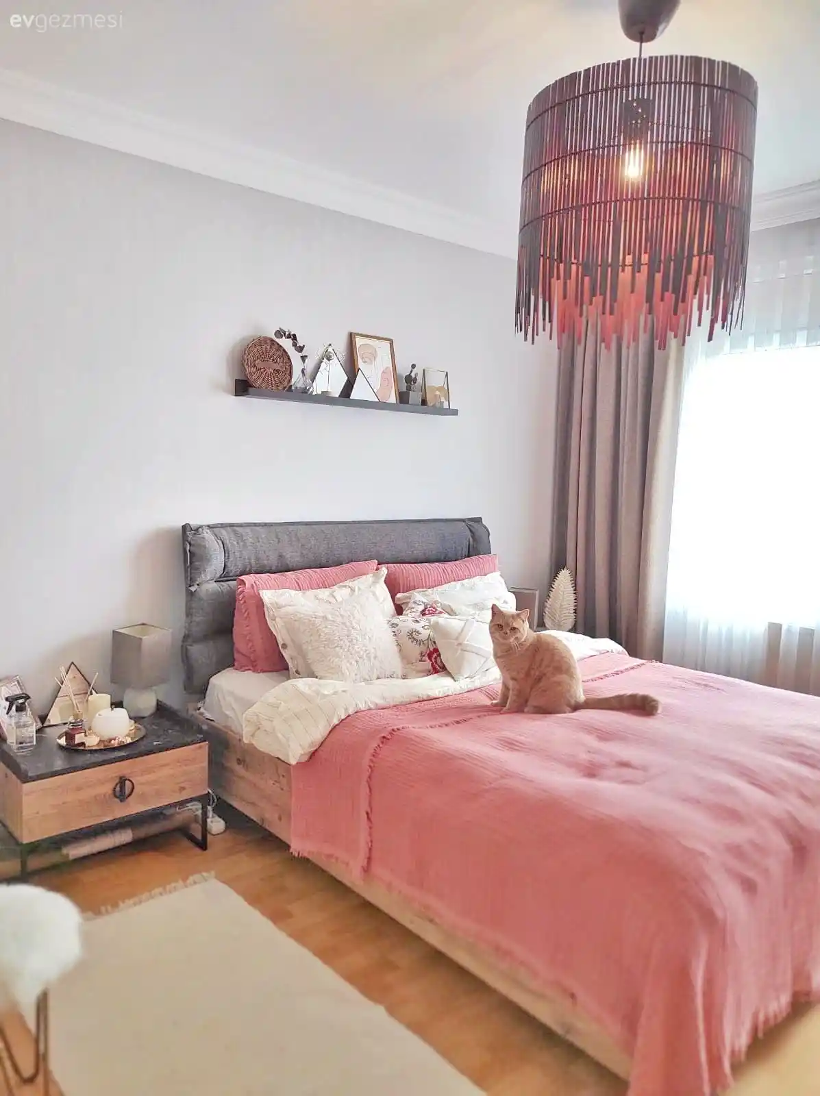 Gri ve Pembe Renklerle Şık ve Modern Yatak Odası Dekorasyonu Rehberi