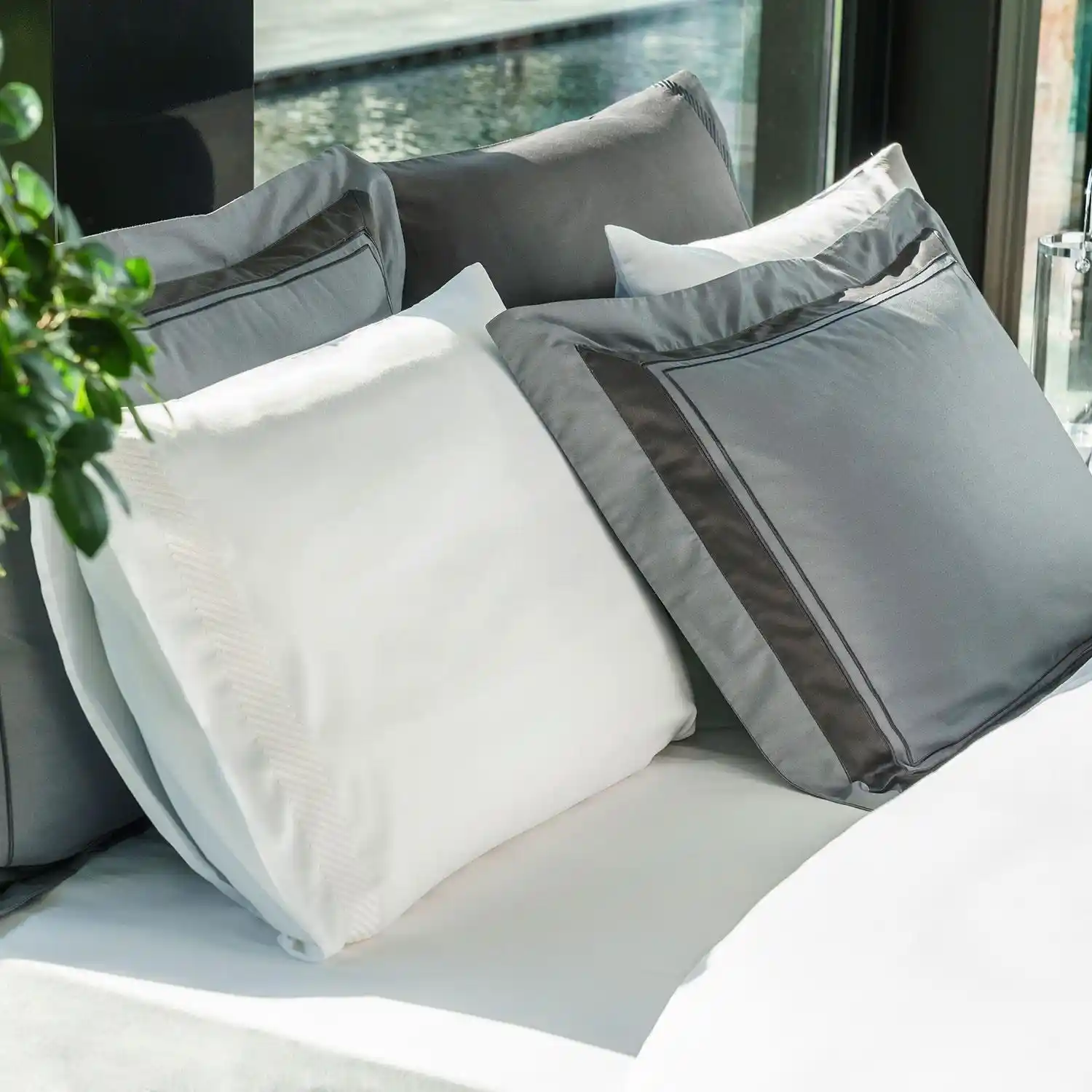 Gri Yastık Kılıfı ile Modern ve Şık Dekorasyon İpuçları ve Seçim Rehberi