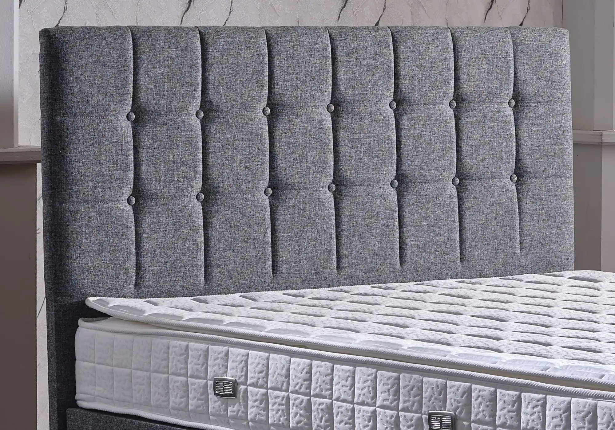 Gri Yatak Başlığı ile Modern ve Şık Yatak Odası Dekorasyonu İpuçları