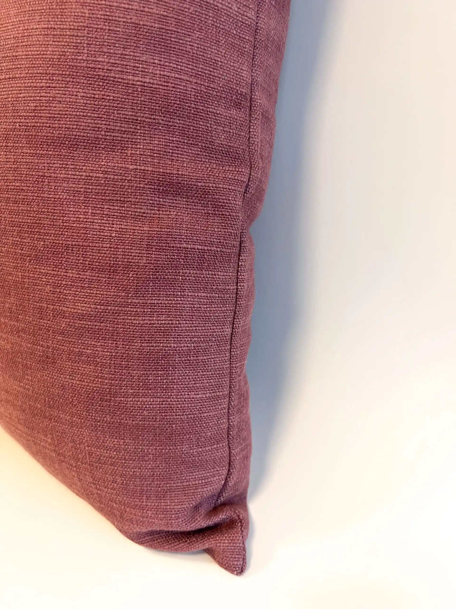 Gül Kurusu Rengi Kırlentlerle Dekorasyonda Zarafet ve Sıcaklık Yaratma Rehberi