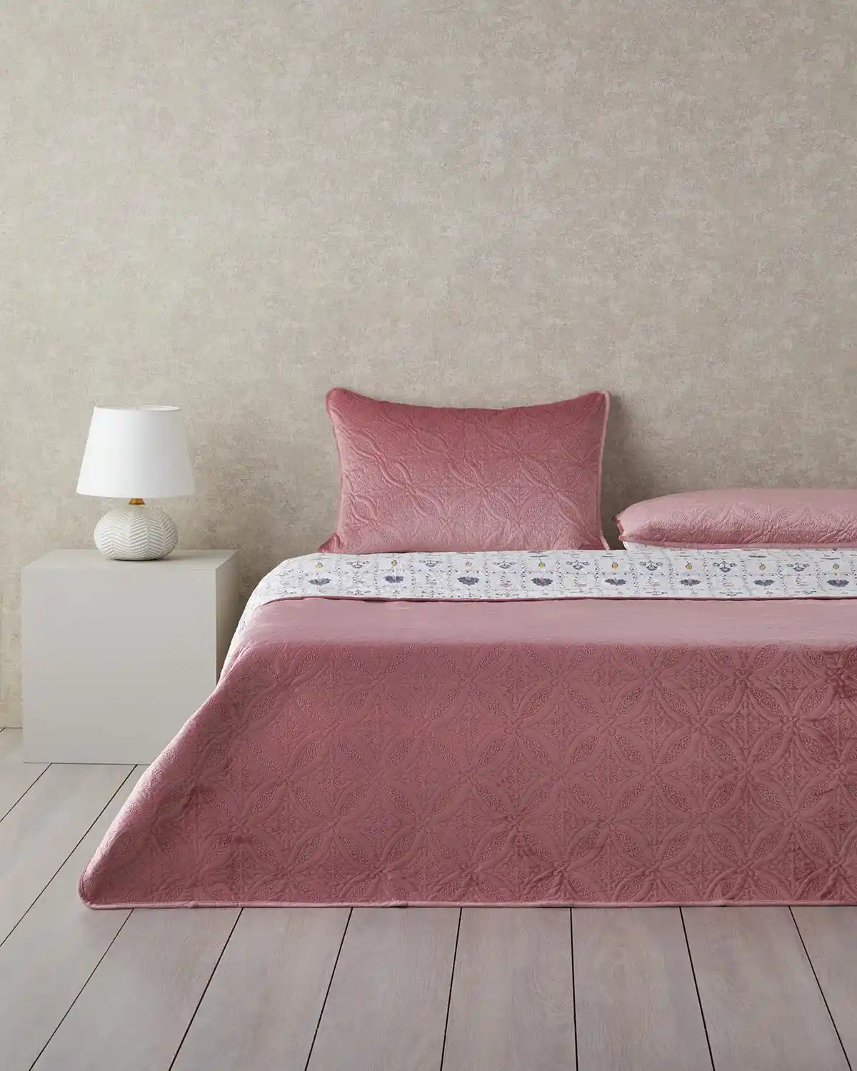 Gül Kurusu Yatak Örtüsü ile Dekorasyonda Zarif ve Sıcak Atmosfer Yaratma Rehberi