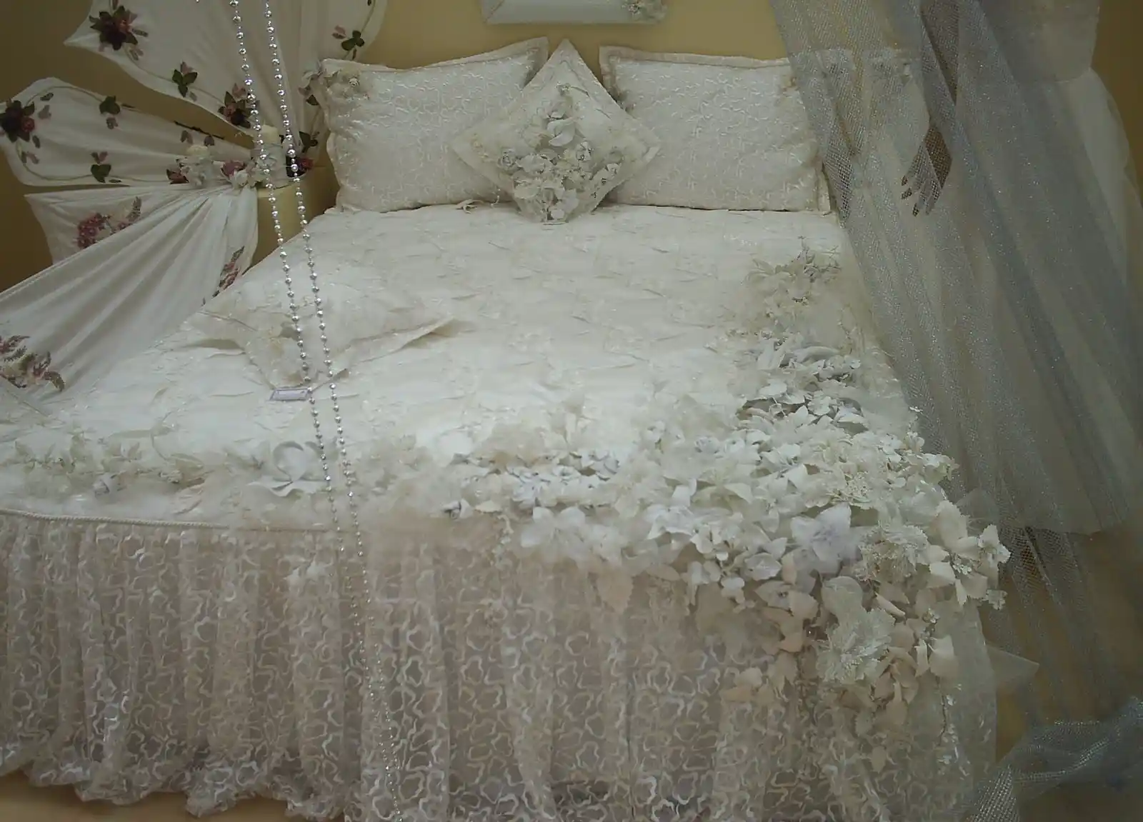 Güllerle Yatak Süsleme Teknikleri ve Dekorasyon Fikirleri