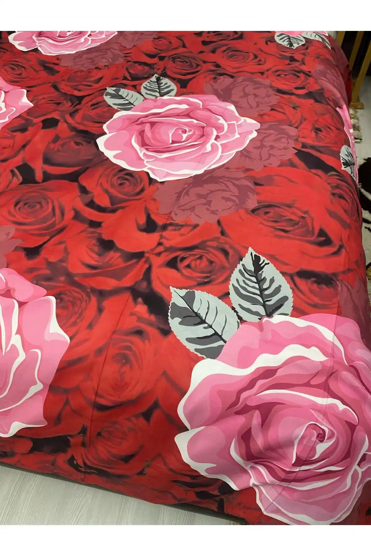 Güllü Nevresim Takımıyla Yatak Odası Dekorasyonunda Zarafet ve Doğallık