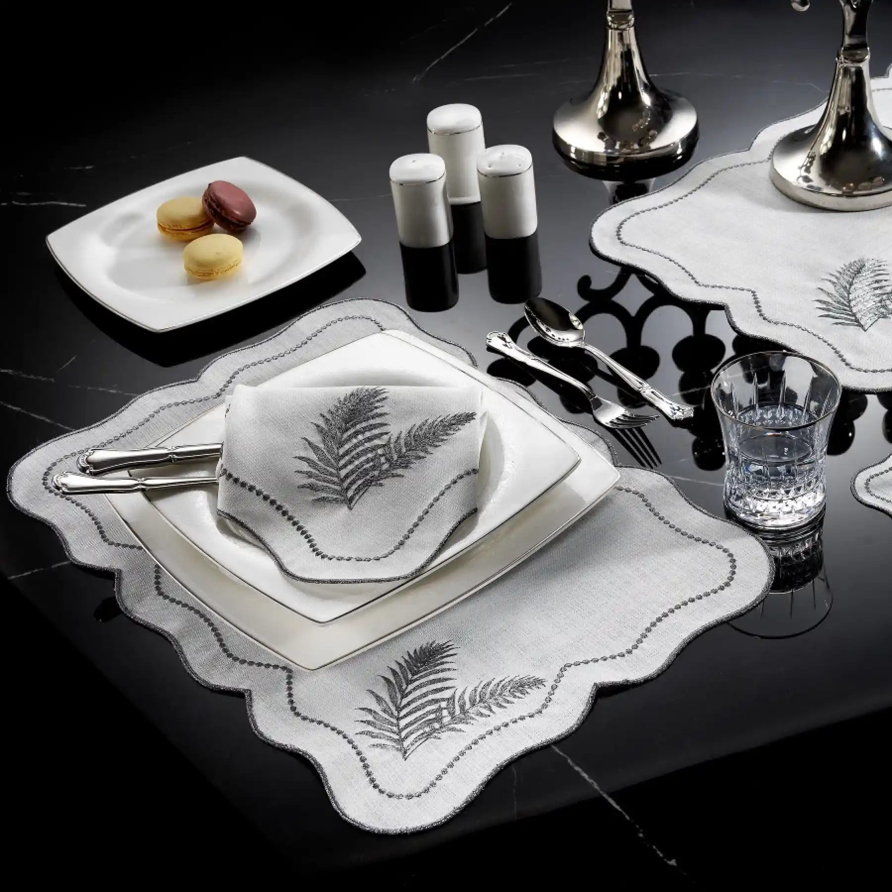 Gümüş Amerikan Servisleriyle Sofralarda Zarafet ve Şıklık Yaratmanın Yolları