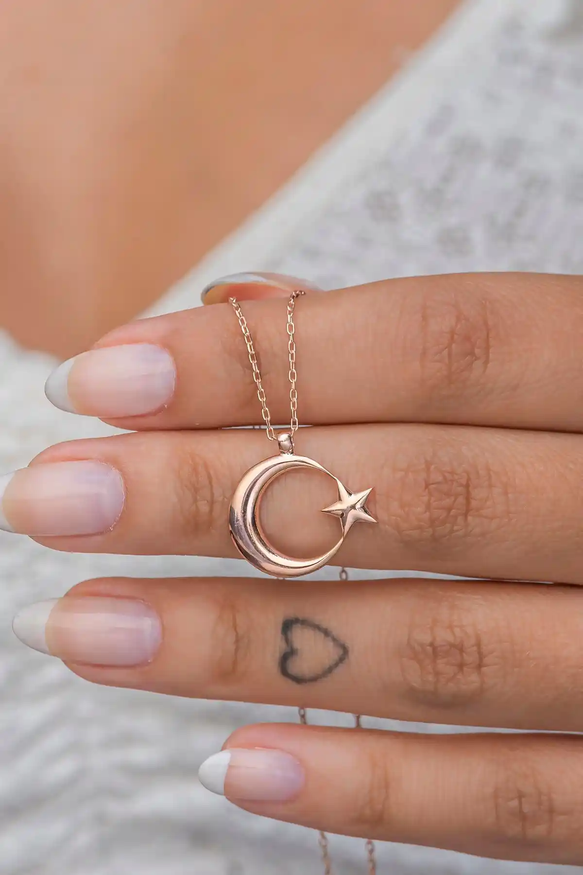 Gümüş Ayyıldız Kolye: Dekorasyonda Şıklık ve Anlamın Buluşma Noktası