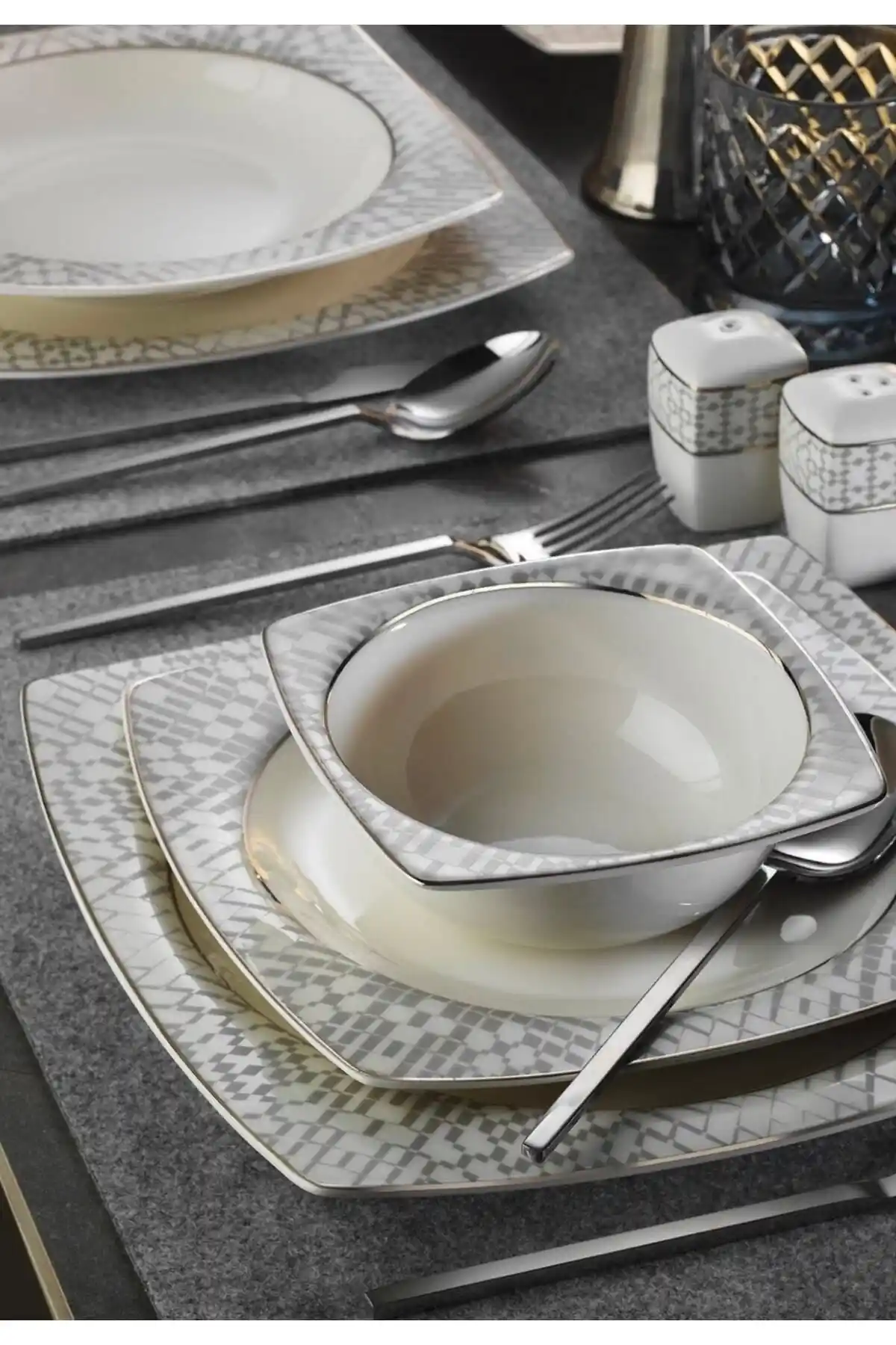 Gümüş Detaylı Yemek Takımıyla Dekorasyonda Zarafeti Yakalayın