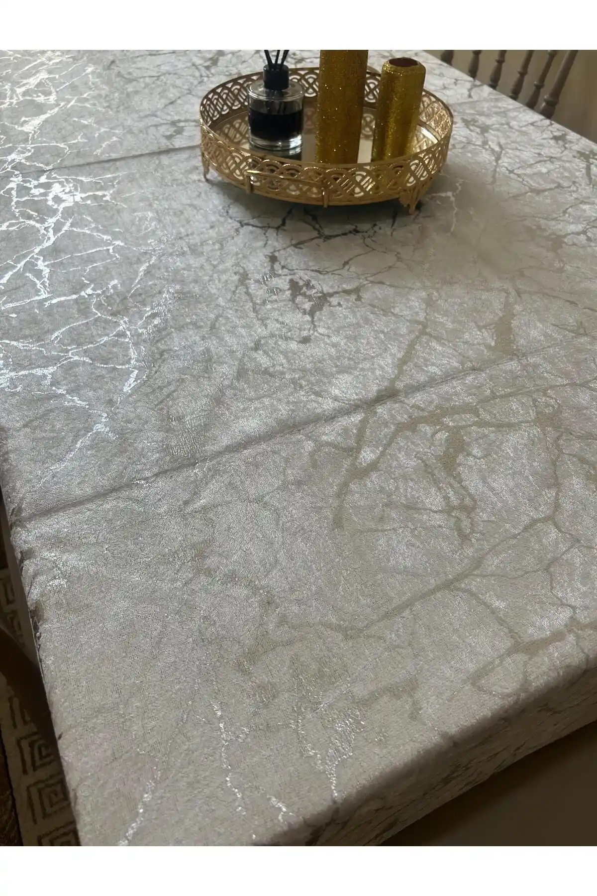 Gümüş Masa Örtüsü ile Sofistike ve Zarif Masa Dekorasyonu Rehberi