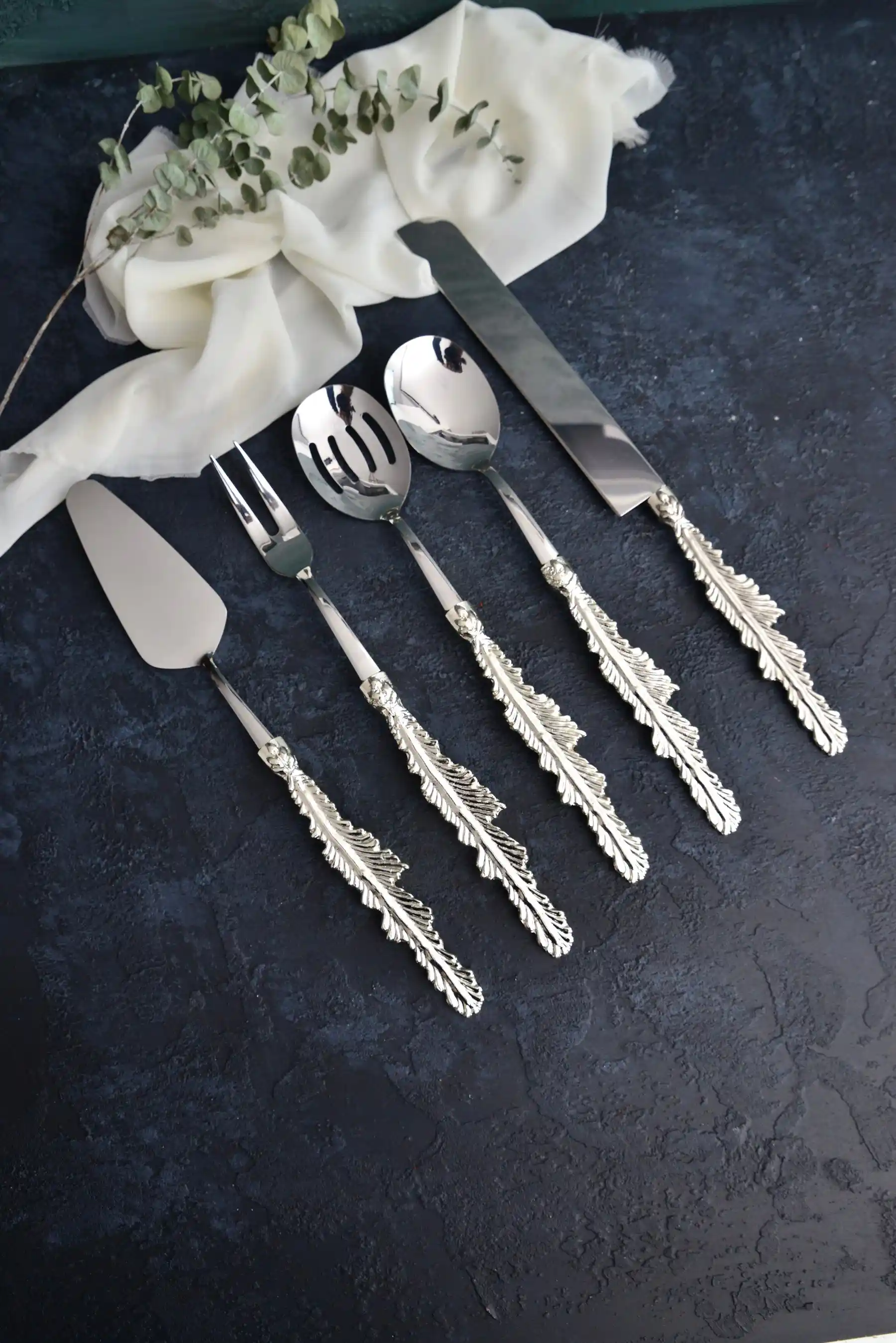 Gümüş Servis Setleri ile Ev Dekorasyonunuza Zarif ve Şık Dokunuşlar Katın