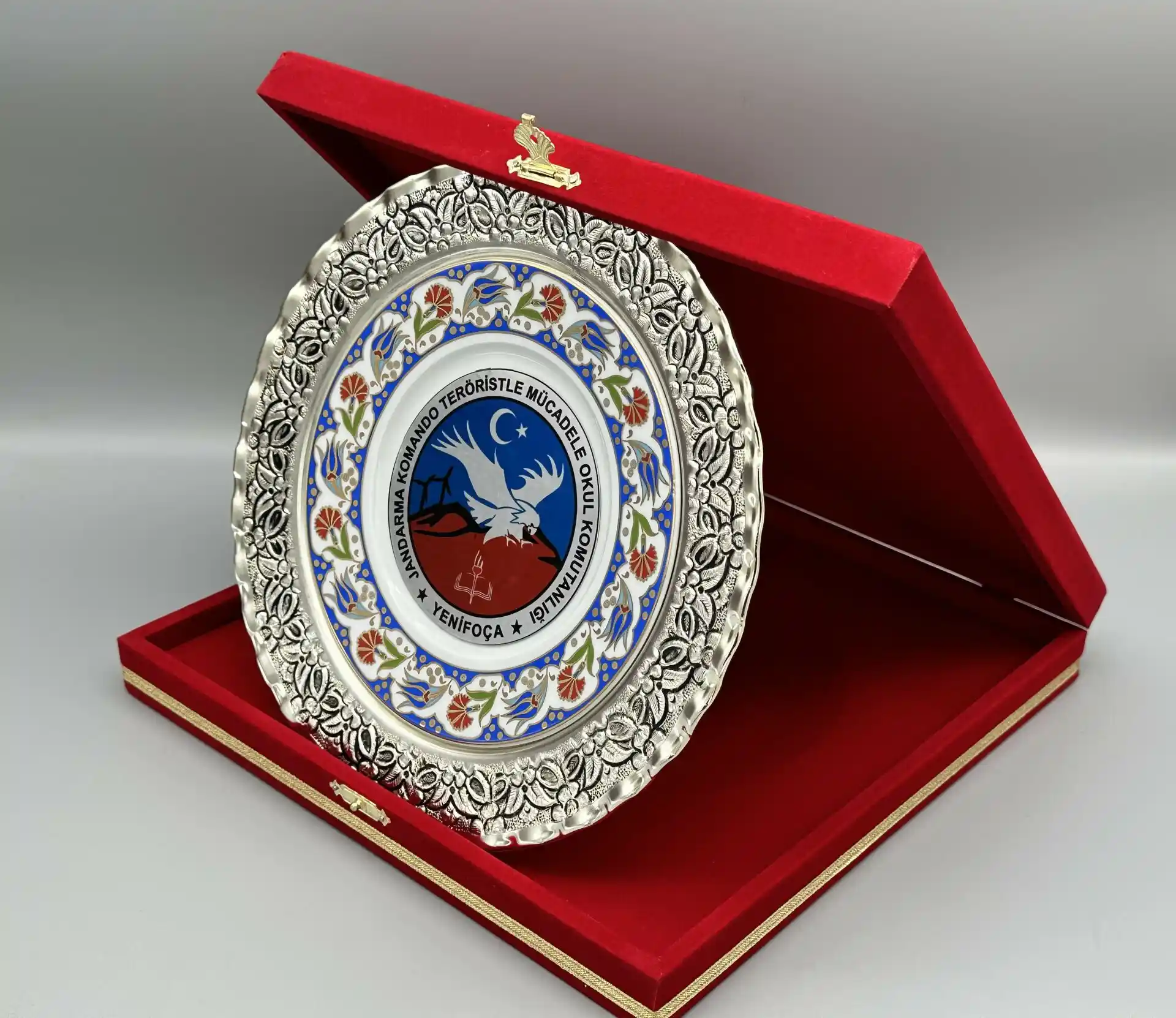 Gümüş Tabak Dekorasyonunda Zarafetin Simgesi ve Modern Kullanım İpuçları