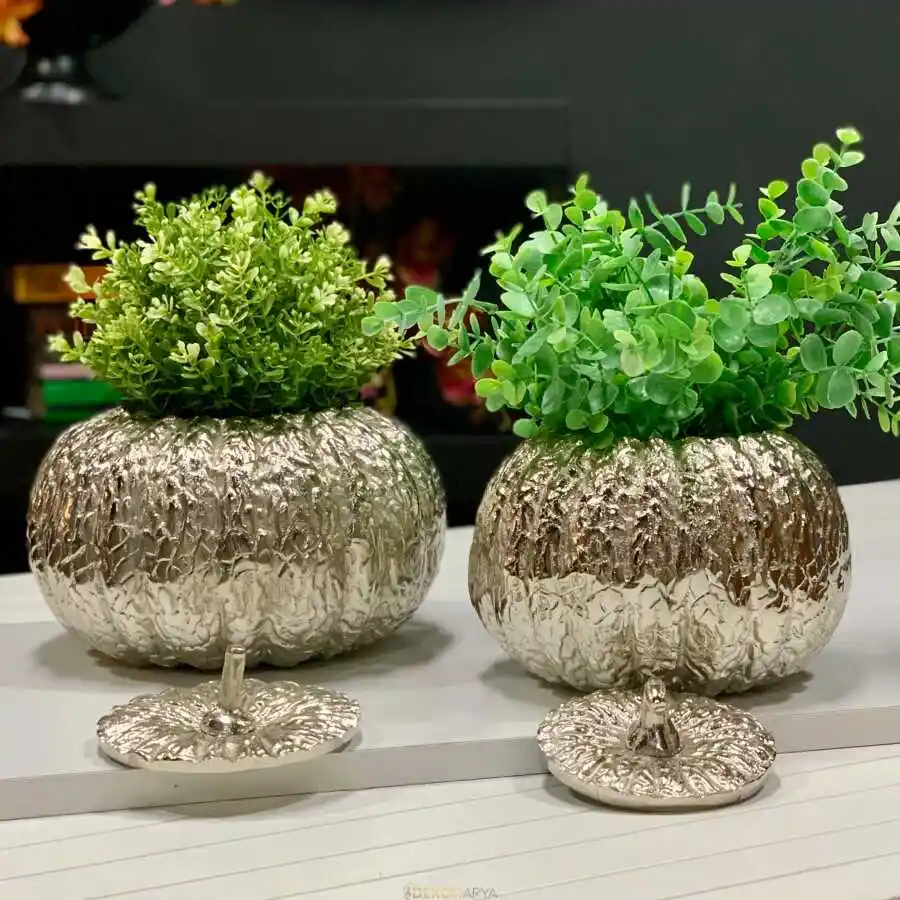 Güzmüş Rengi Dekoratif Objeler: Şıklık ve Zarafetin Modern Yansıması