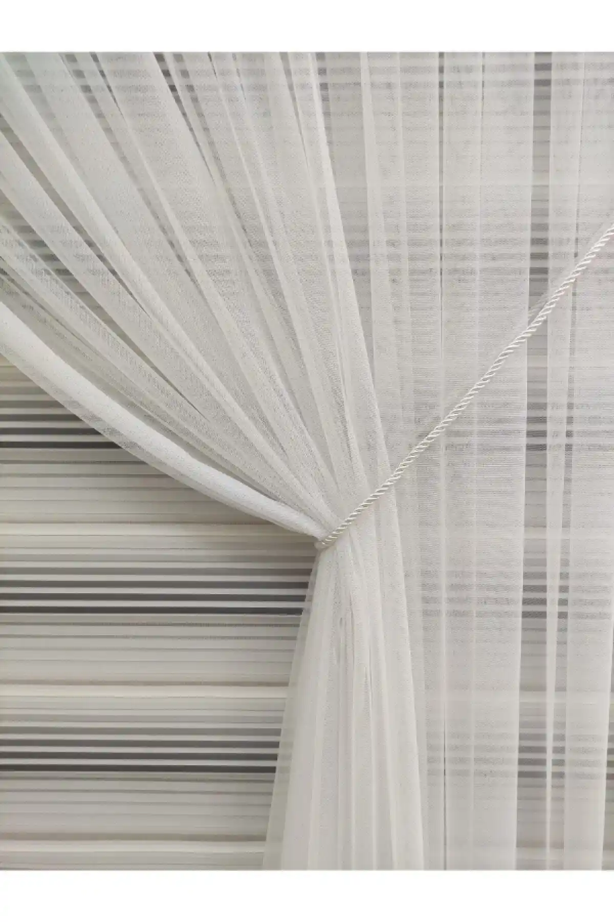 Halatlı Tül Perdeler: Modern Dekorasyonun Şık ve Pratik Seçeneği